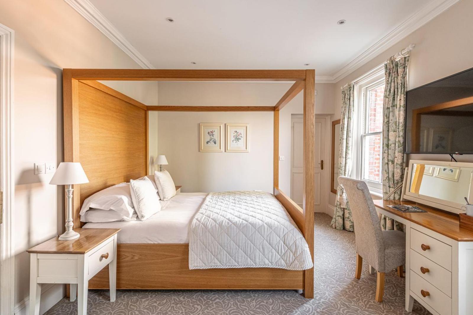 Classic Superior Four Poster