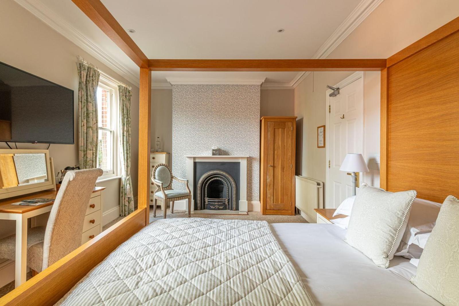 Classic Superior Four Poster