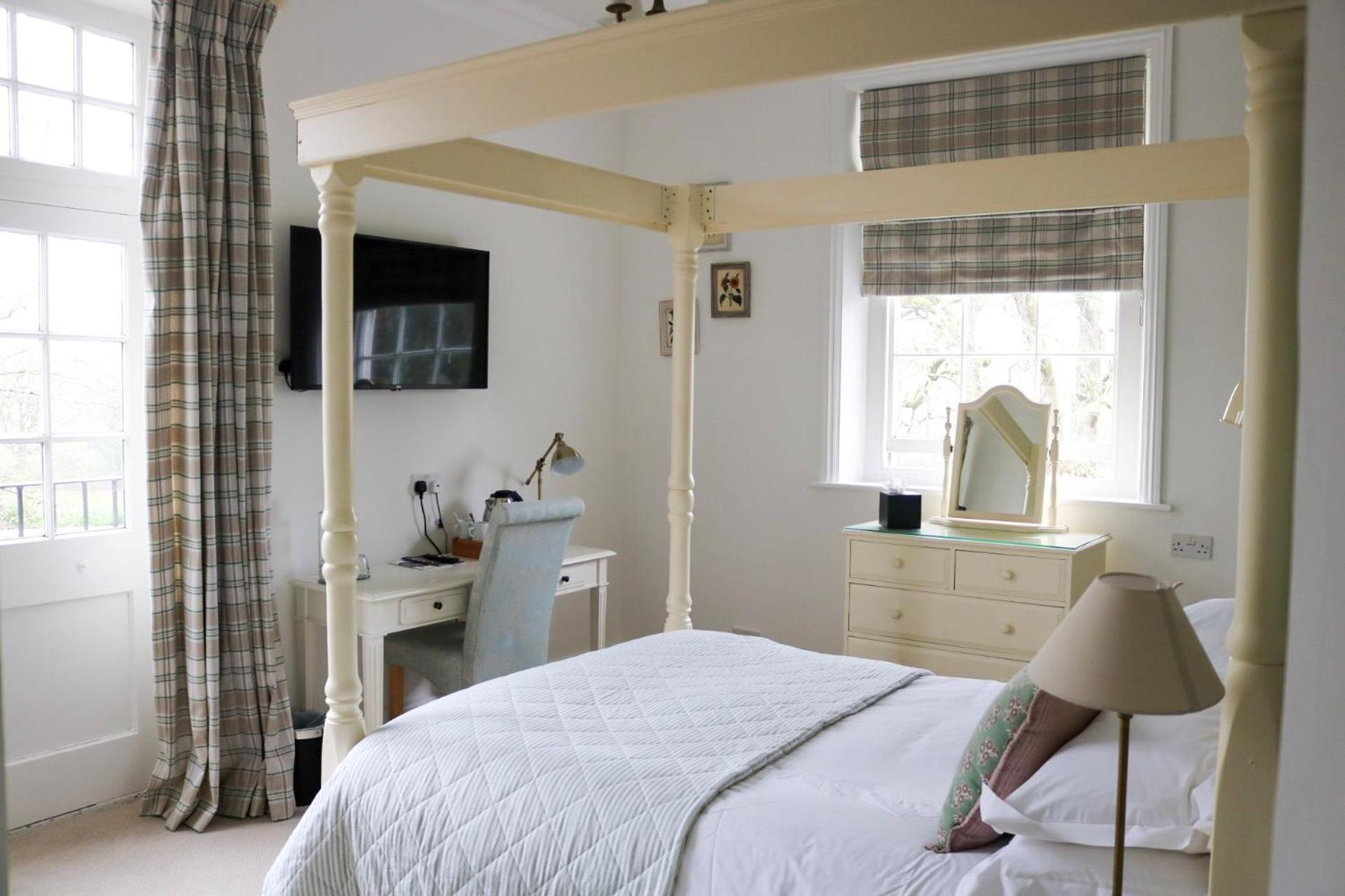 Classic Superior Four Poster