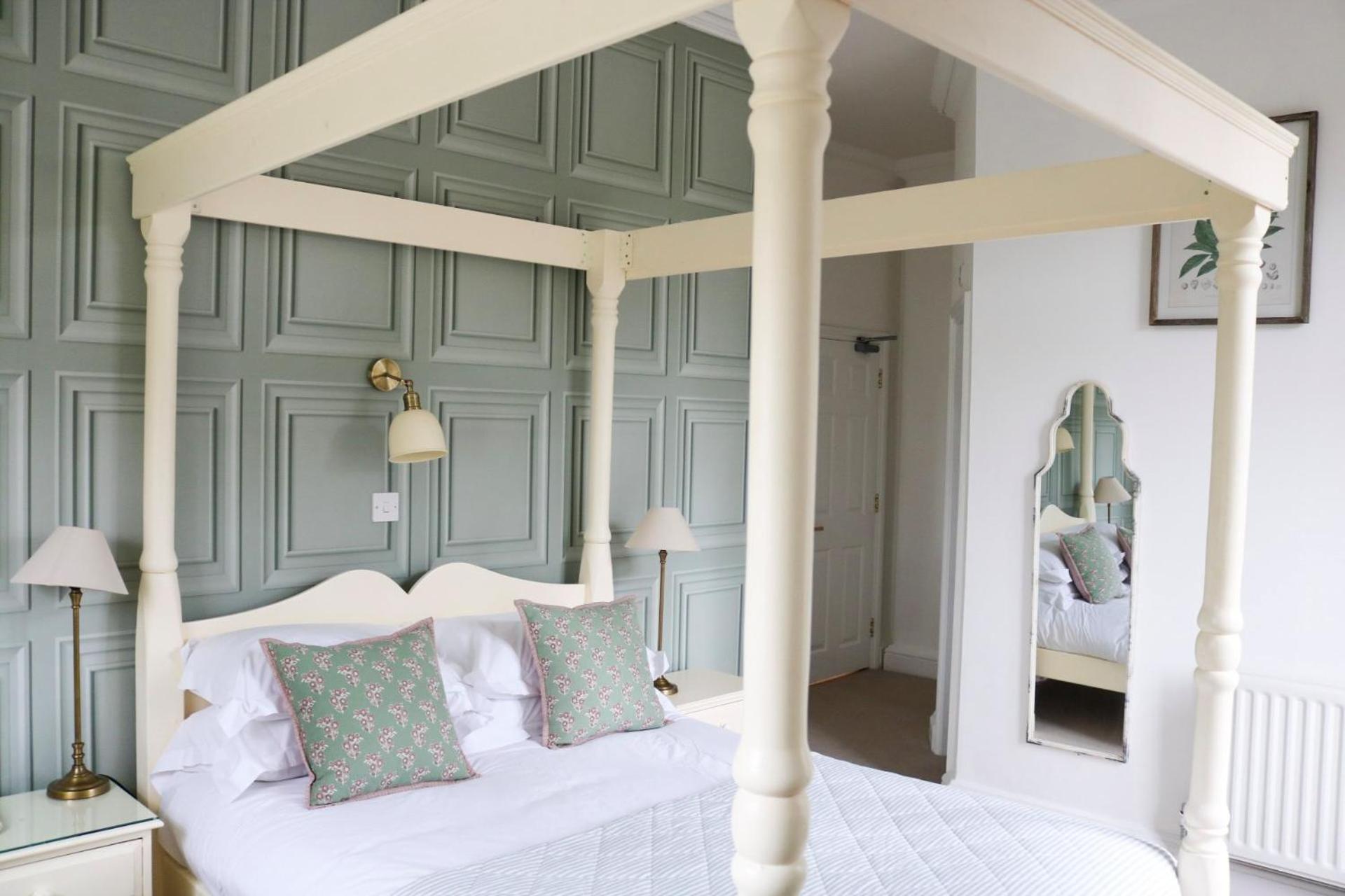 Classic Superior Four Poster