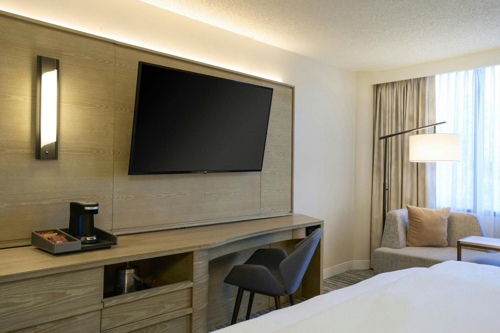 Deluxe Guest room 1 King High floor