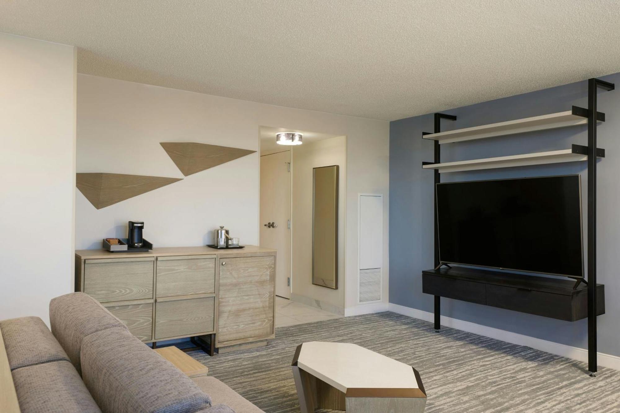 Junior Suite 1 King