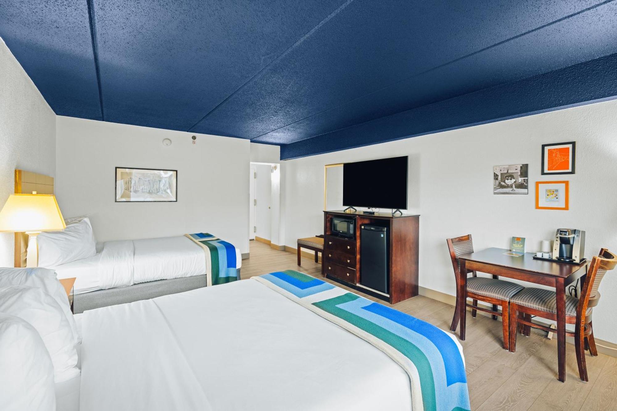 Quadruple Room Two Queen Beds Mountain View Non Smoking