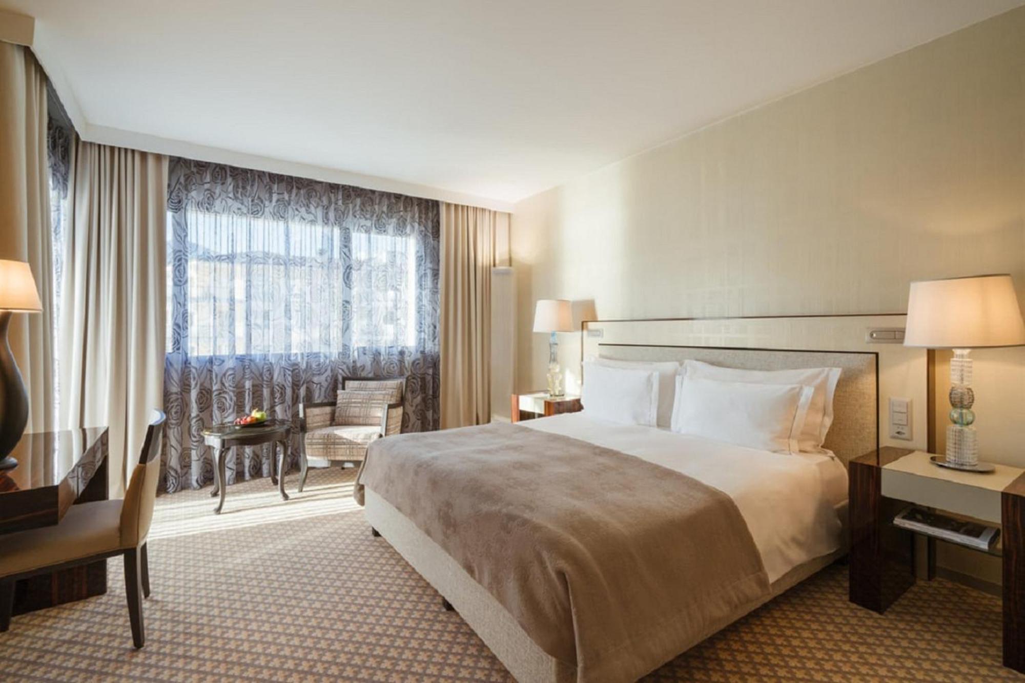 Deluxe Double Room Partial Lake View