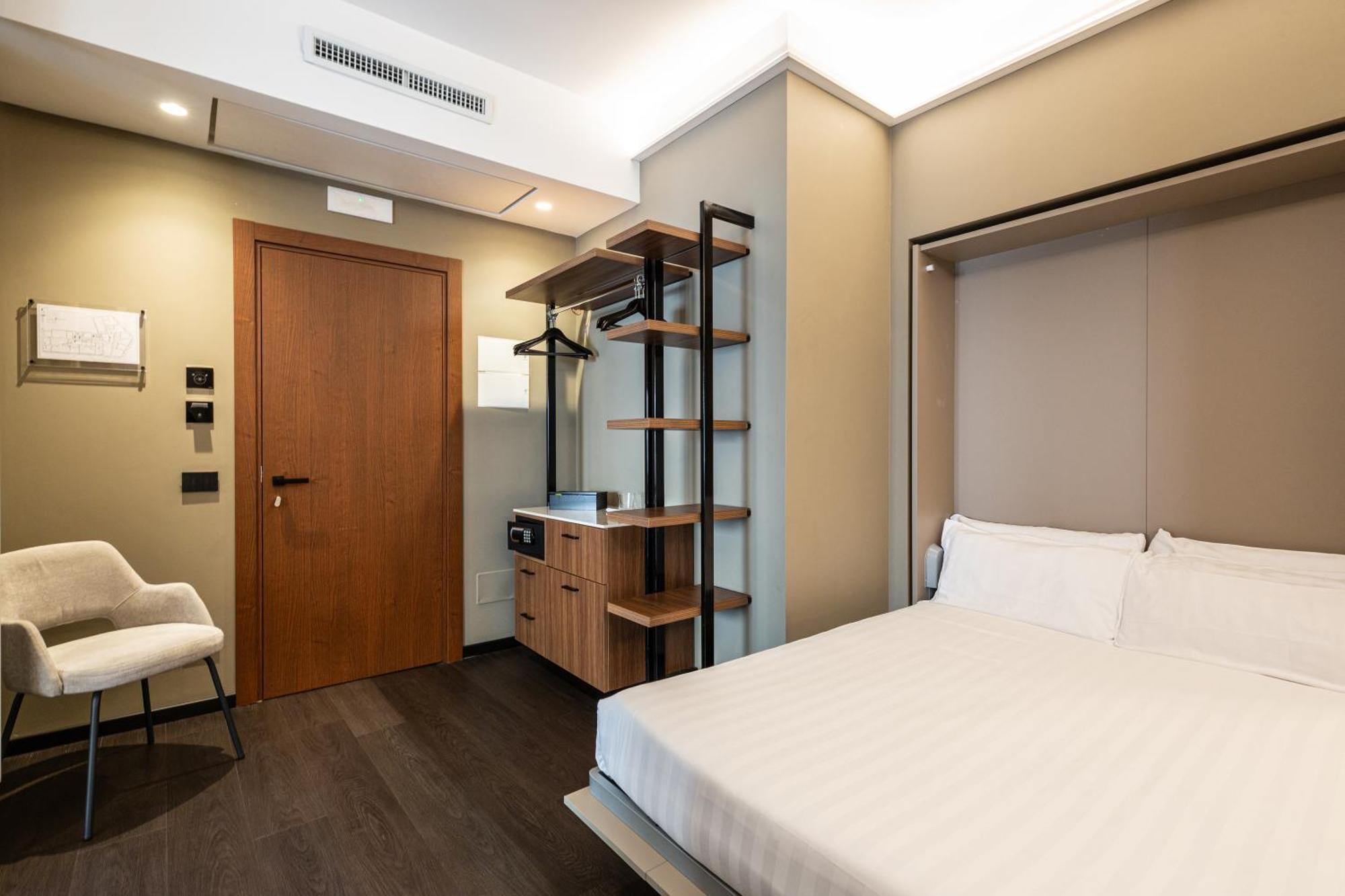 Quintuple Room