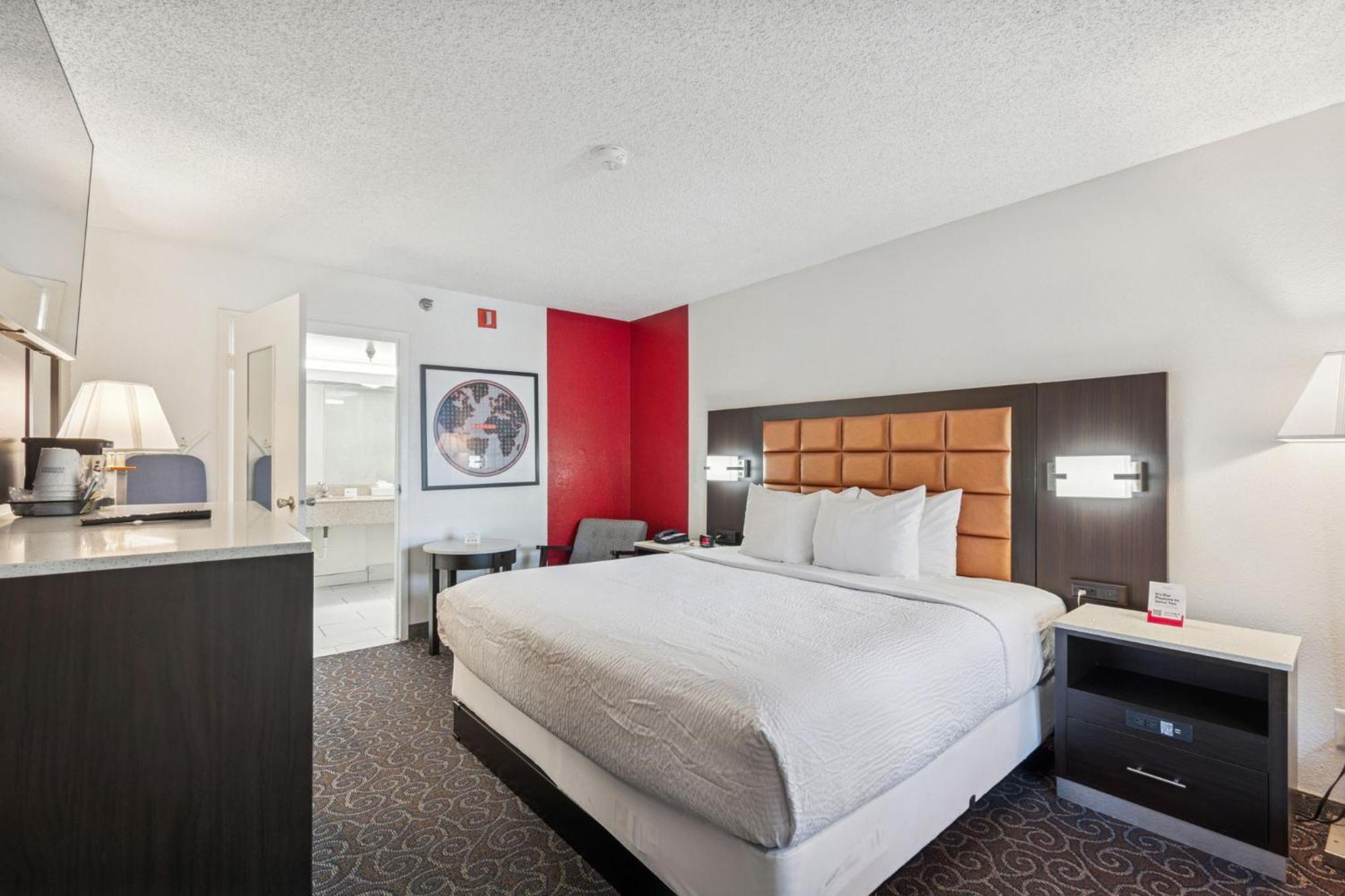 Queen Room with Roll-In Shower - Mobility Accessible/Non-Smoking