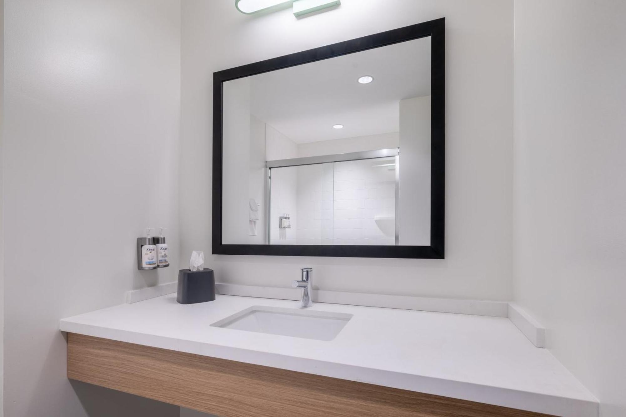 Standard King Room Walk Shower,1756471756:JPEG