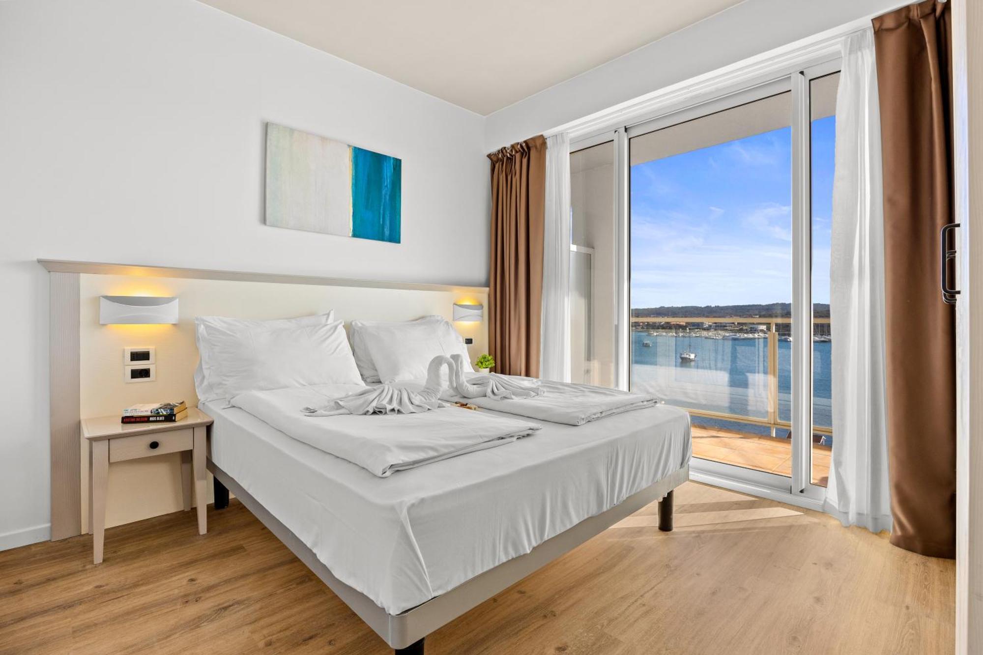 Superior Two-Bedroom Apartment with Balcony and Sea View (6 people)