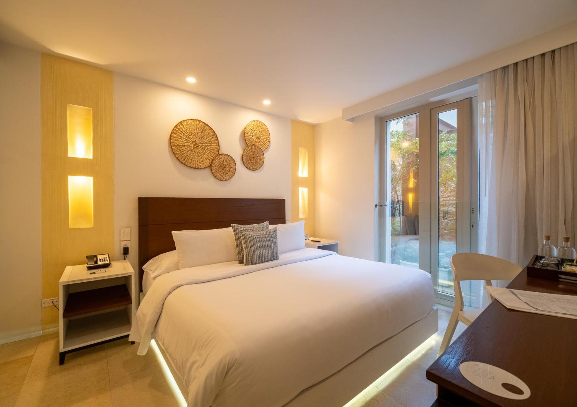Habitación con cama extragrande.