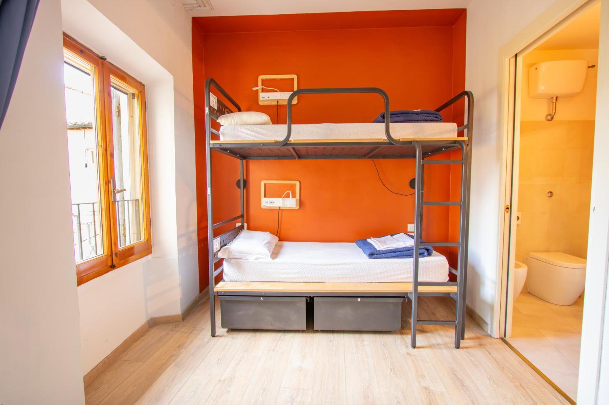 Bed in een Gemengde Slaapzaal met 10 Bedden