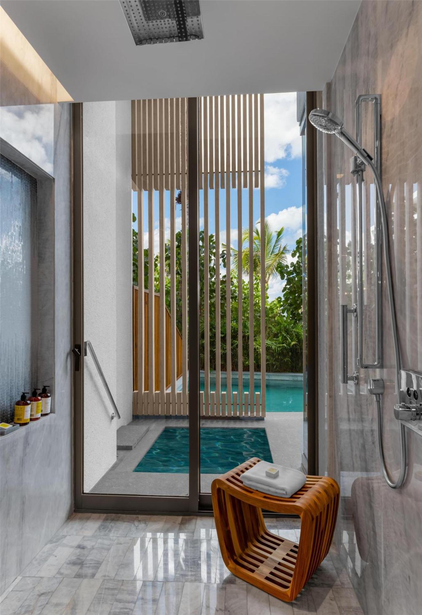 Swim-Up Pool King Room