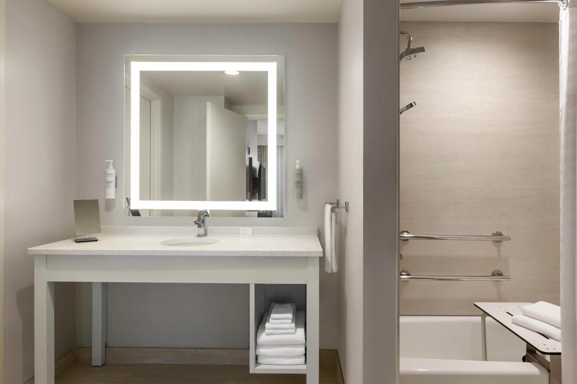 King Studio with Balcony and Bath Tub - Gulf View/Mobility Accessible