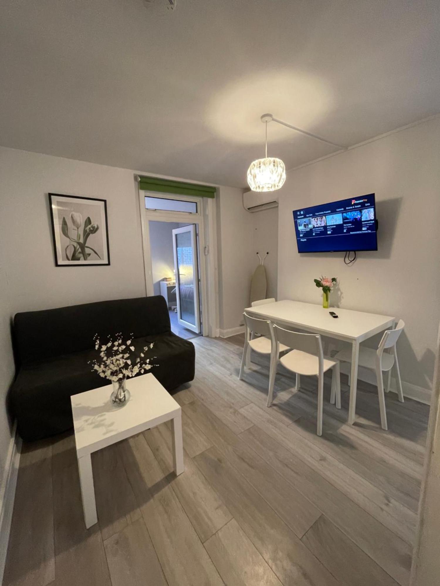 Grand floor family studio near train