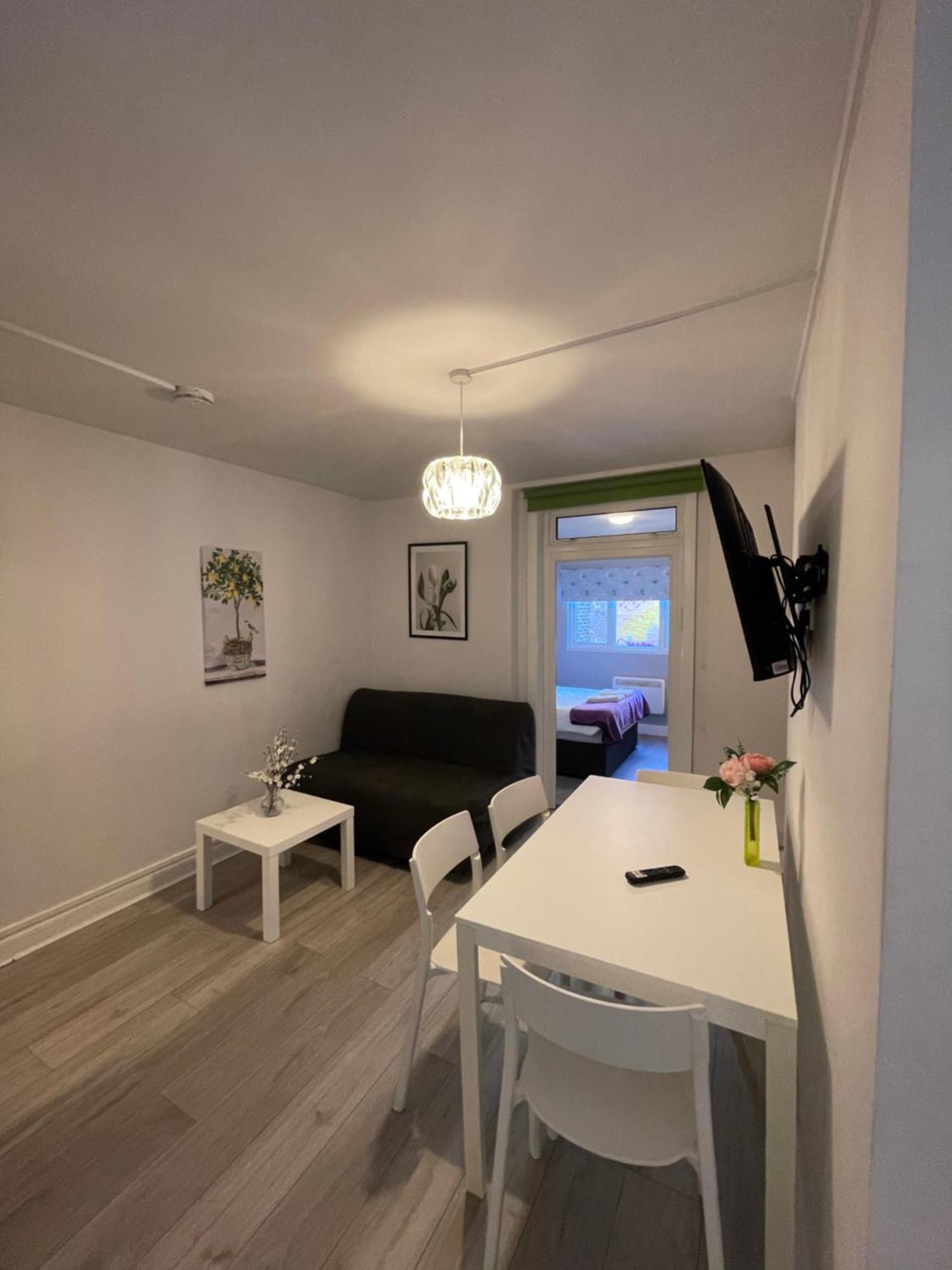 Grand floor family studio near train