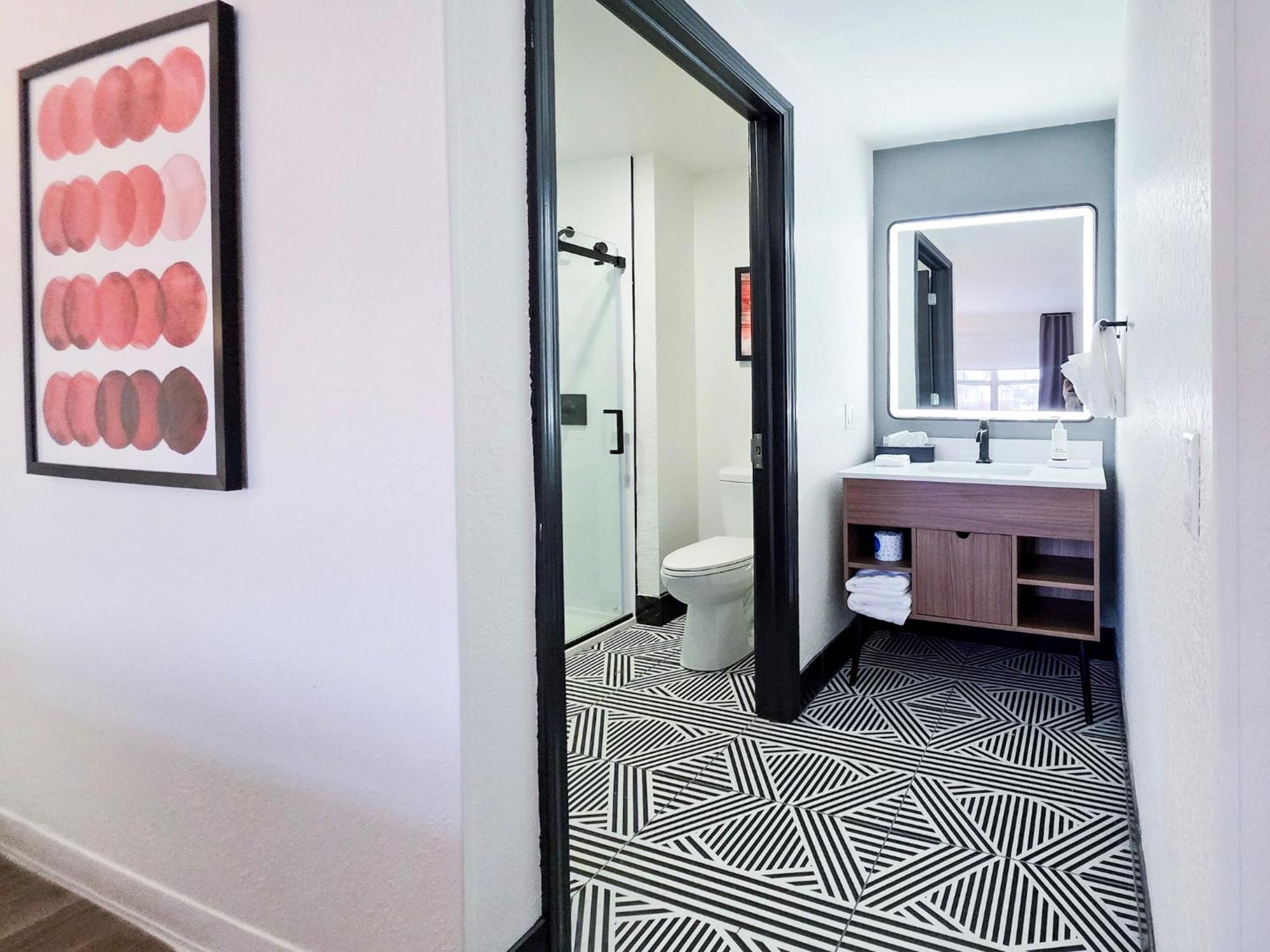 Deluxe Suite with Two Double Beds - Non-Smoking
