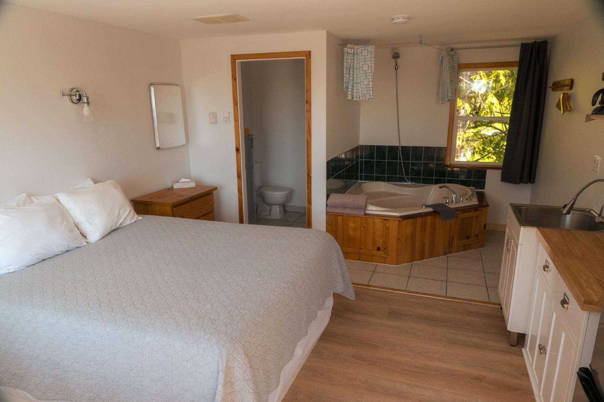 Oceanview Jacuzzi Suite