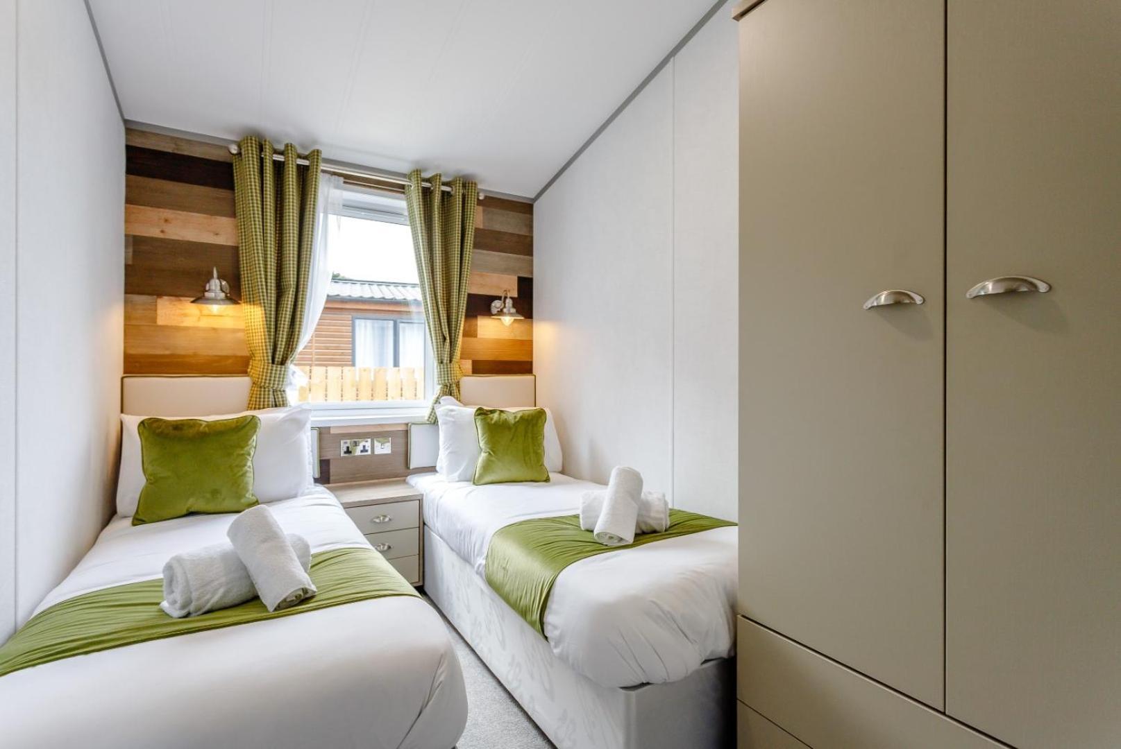 6 berth Waterside lodge 3 Bed Hot Tub Pet Friendly