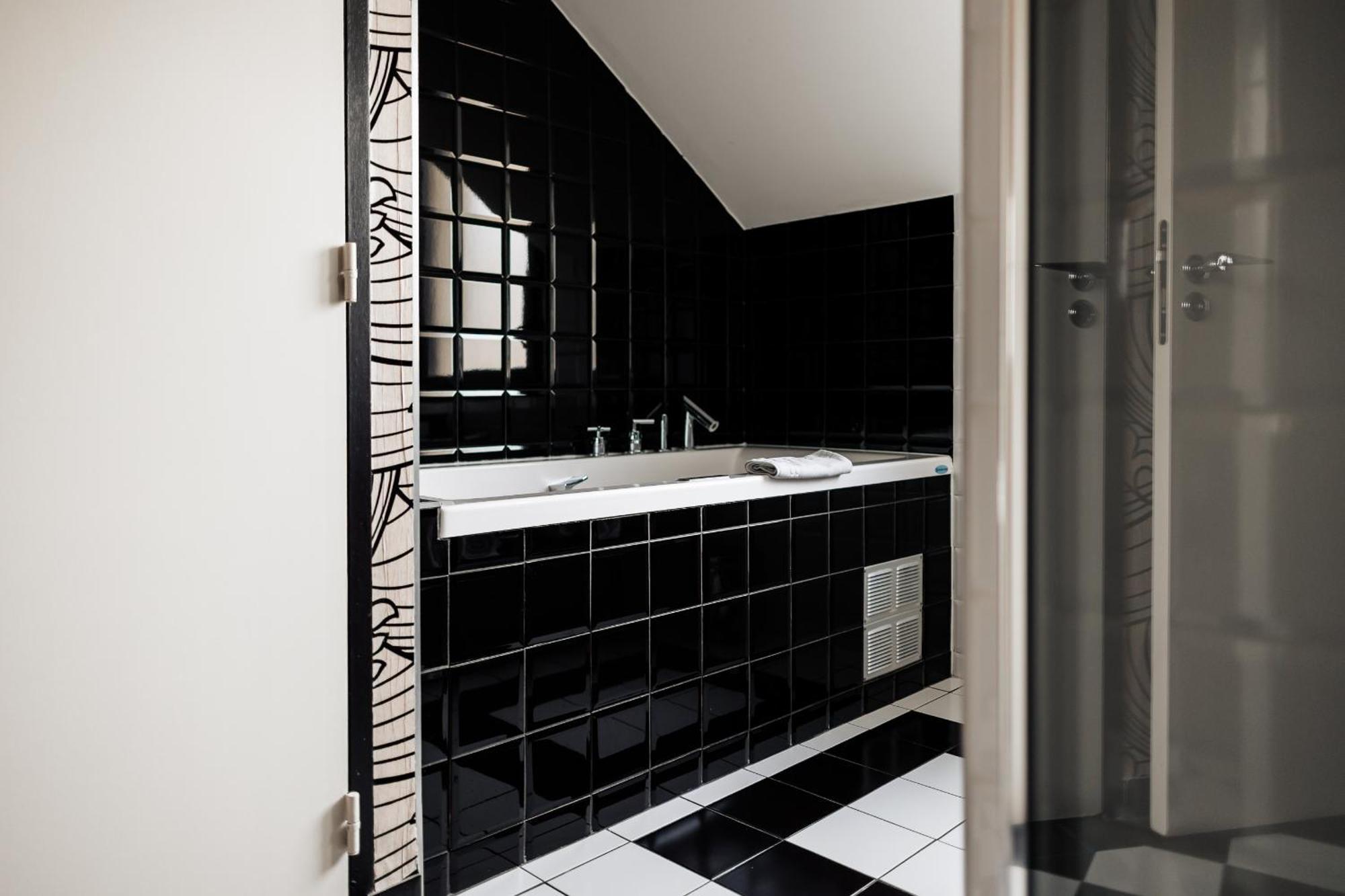 Deluxe Suite Spa Bath