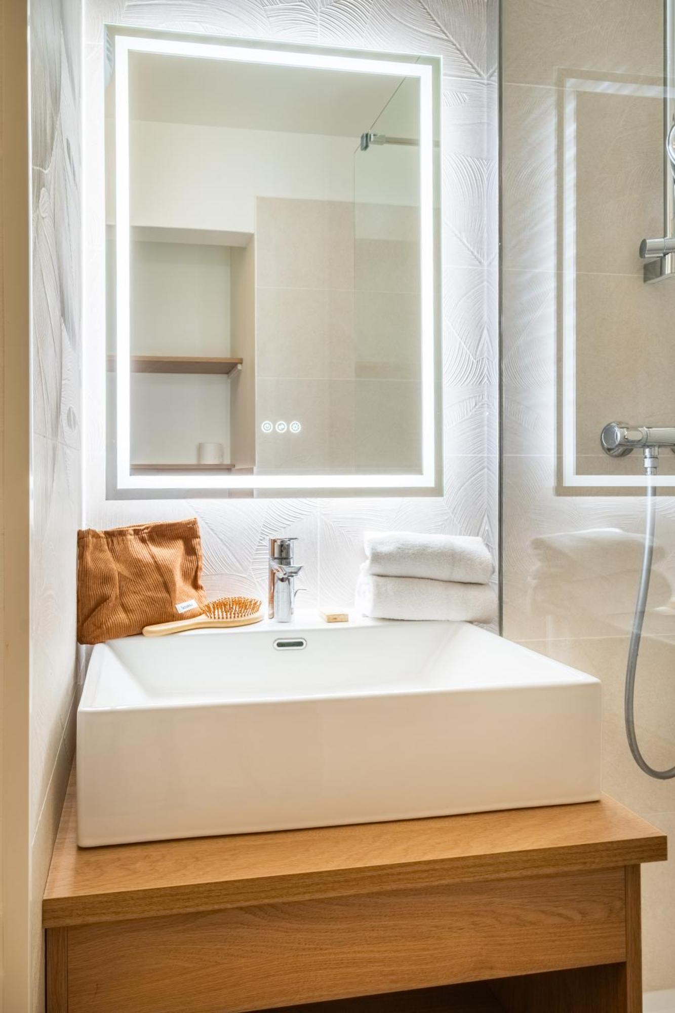 Studio Supérieur avec Climatisation et Balcon (2 Personnes)