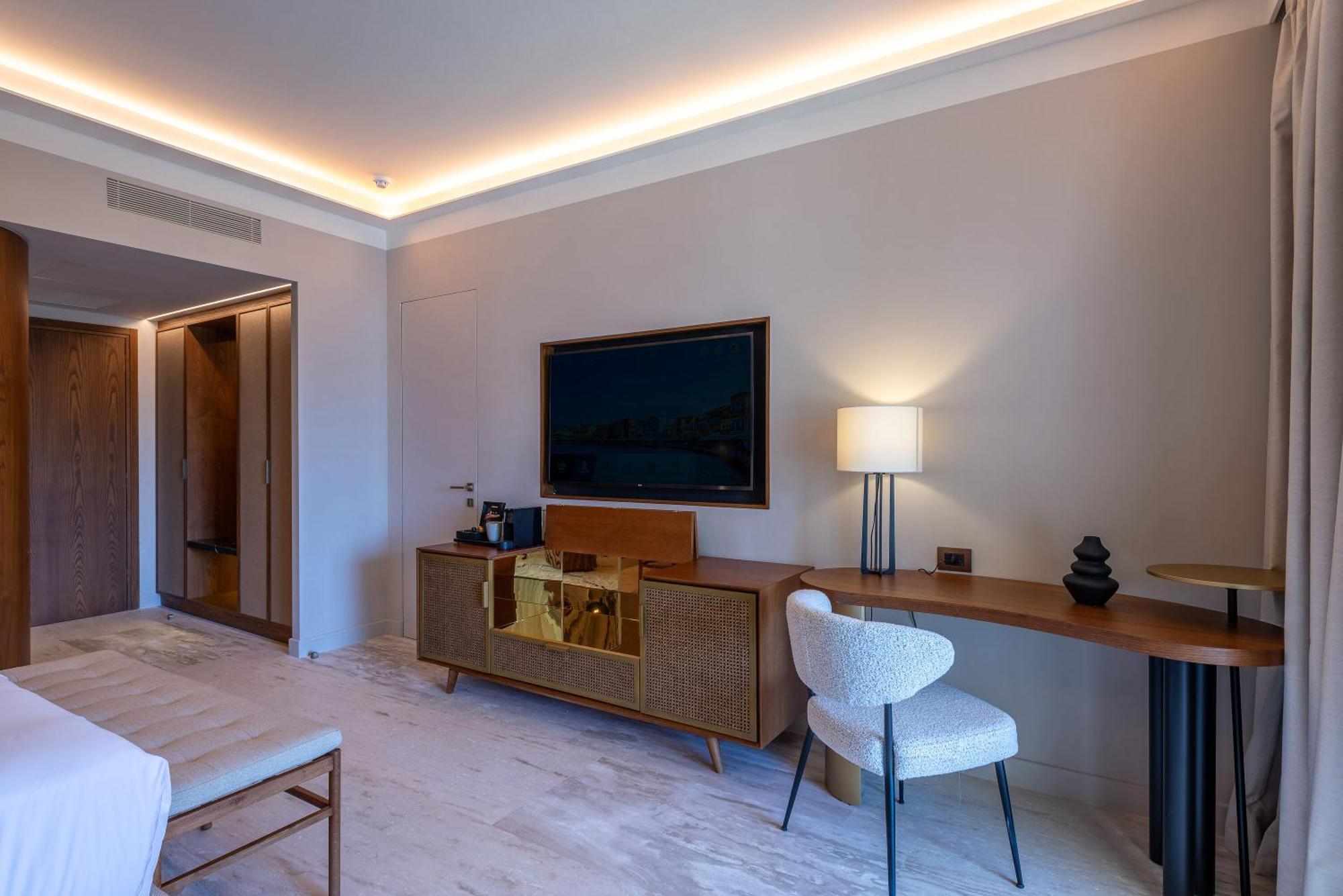King Room Tropical Escape