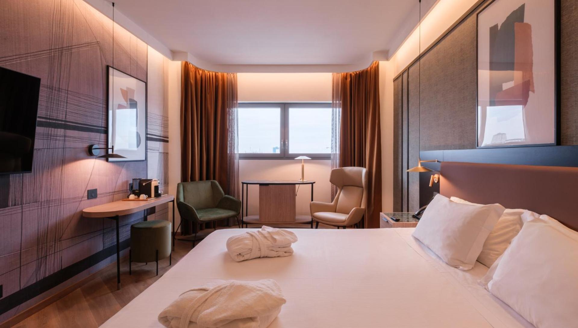 Deluxe Double or Twin Room City View