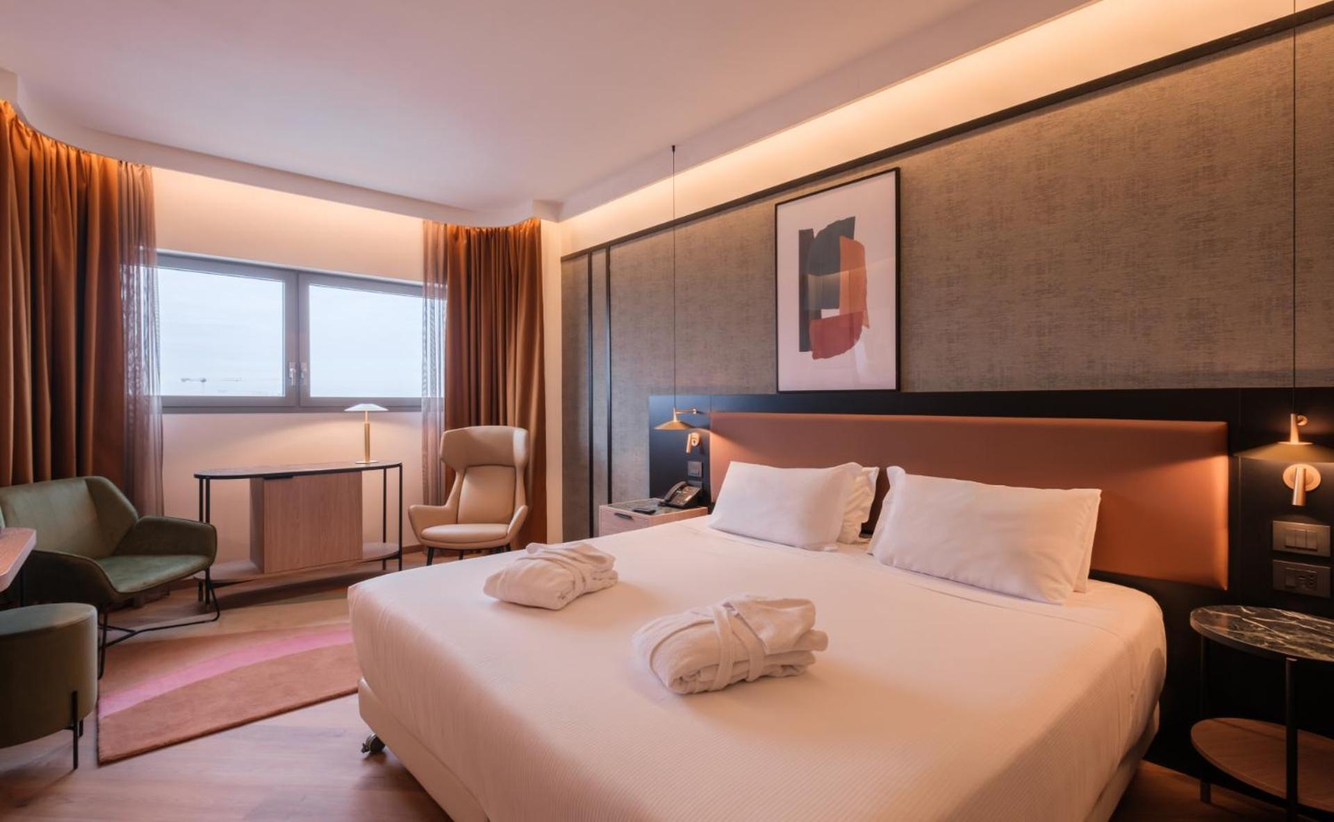 Deluxe Double or Twin Room City View