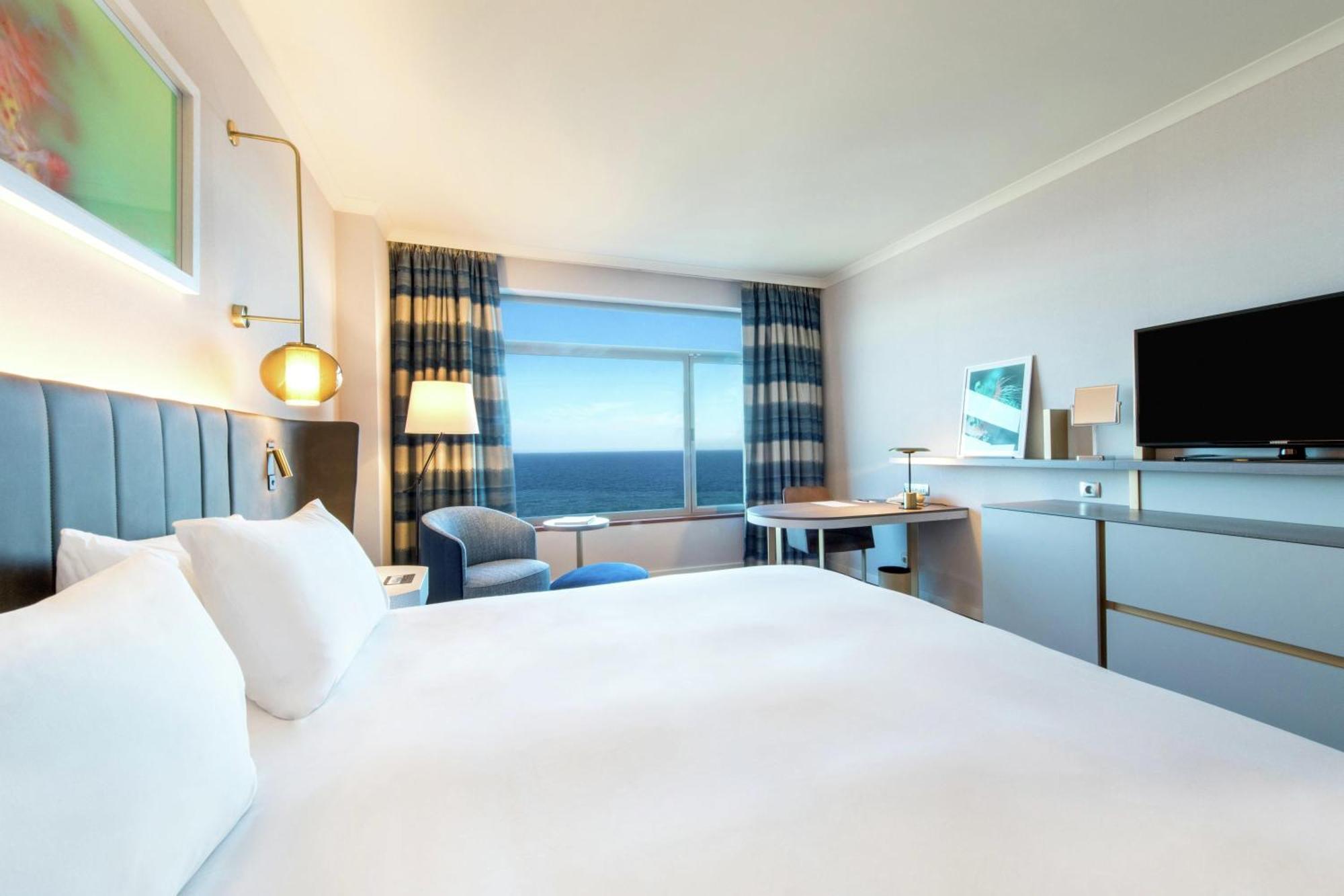 Executive Zimmer mit Kingsize-Bett und Meerblick