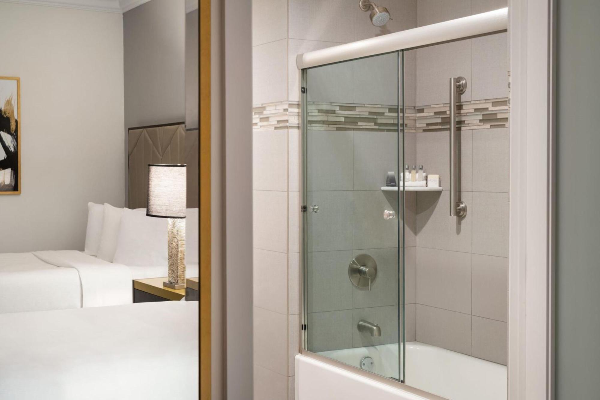 Quarto Duplo com 2 Camas de Casal e Banheira - Acessível para Hóspedes com Mobilidade Reduzida