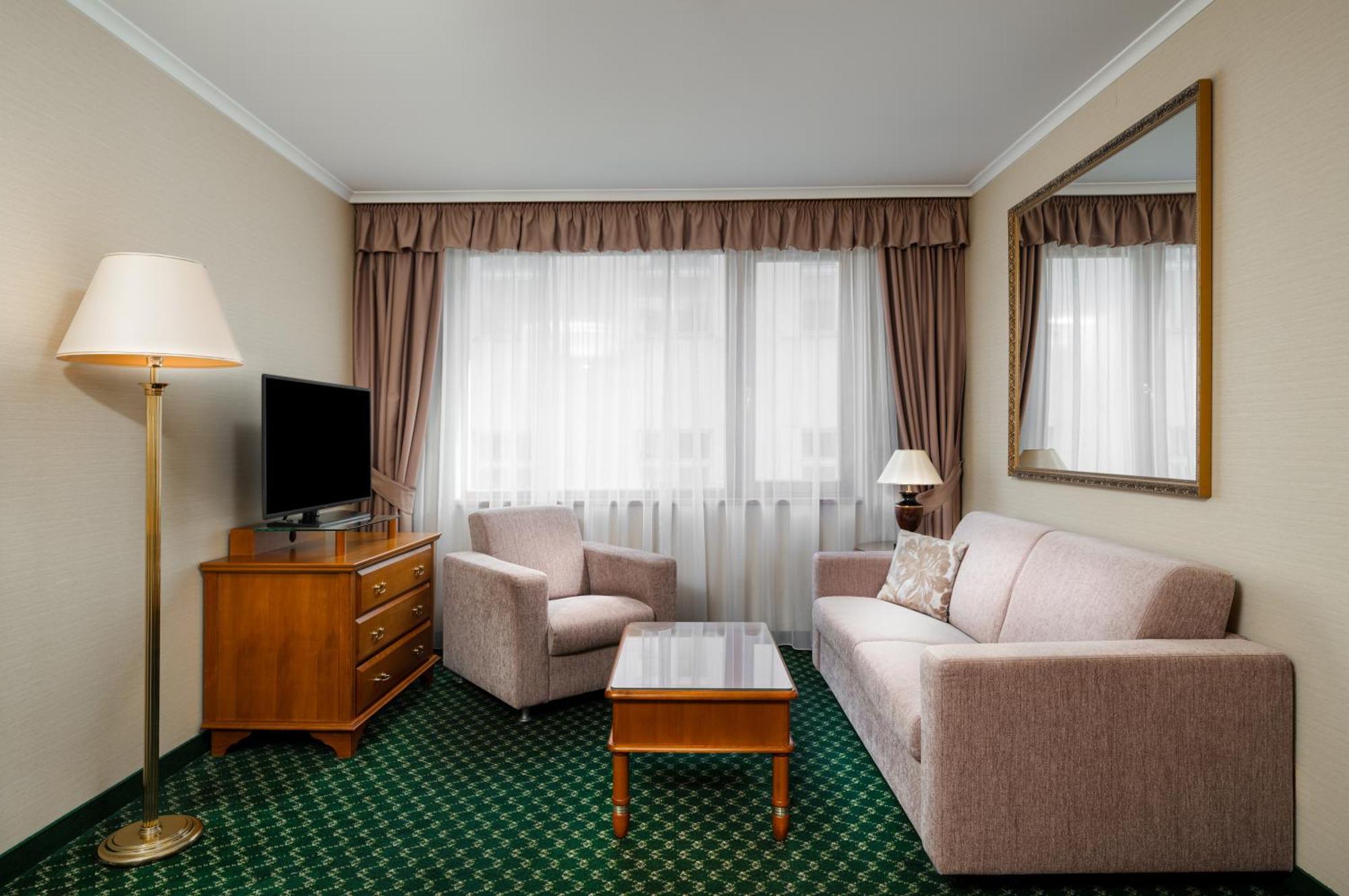 Deluxe One-Bedroom Apartment
