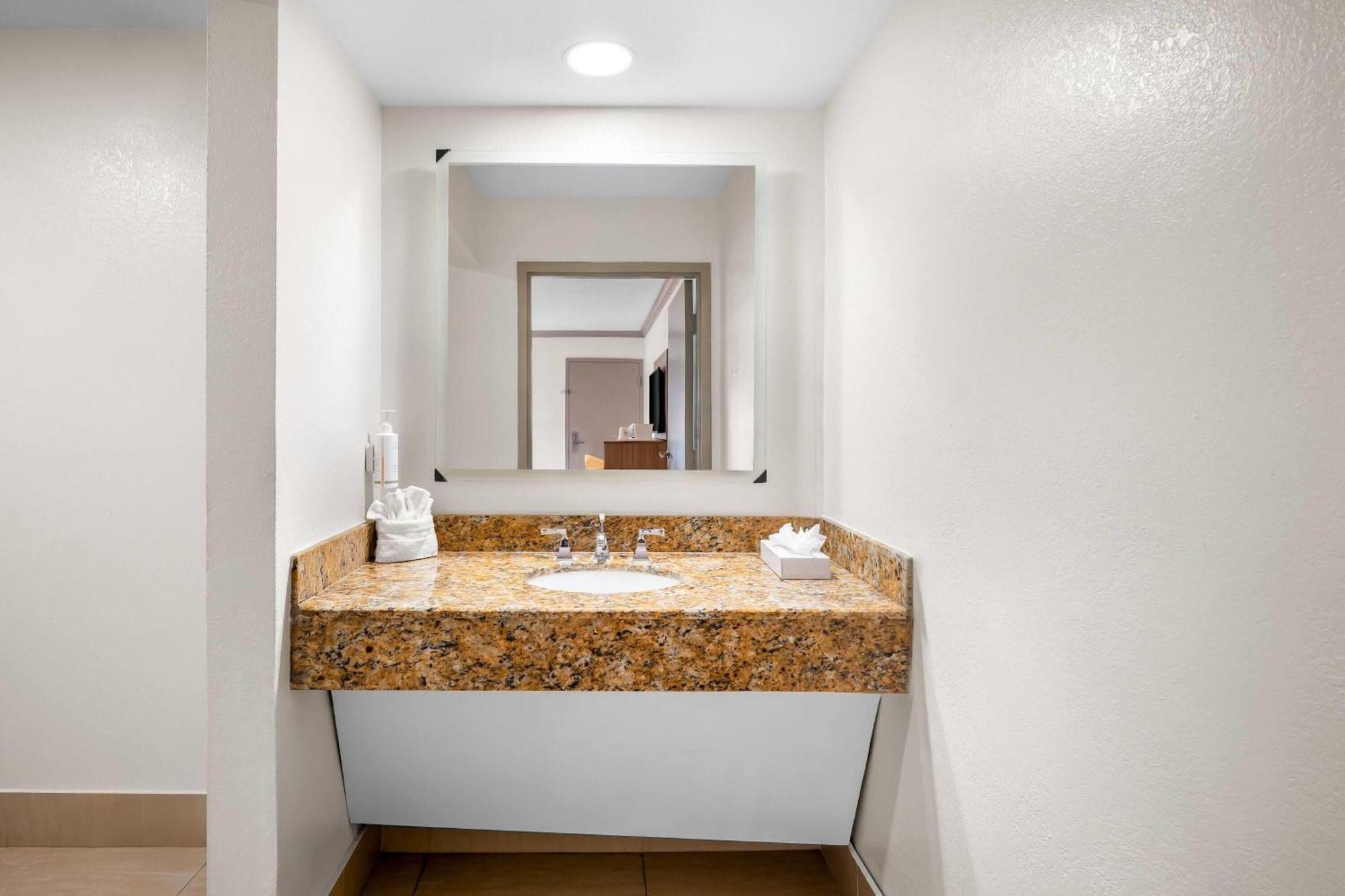 King Room Bath Tub Mobility Accessible or Non-Smoking