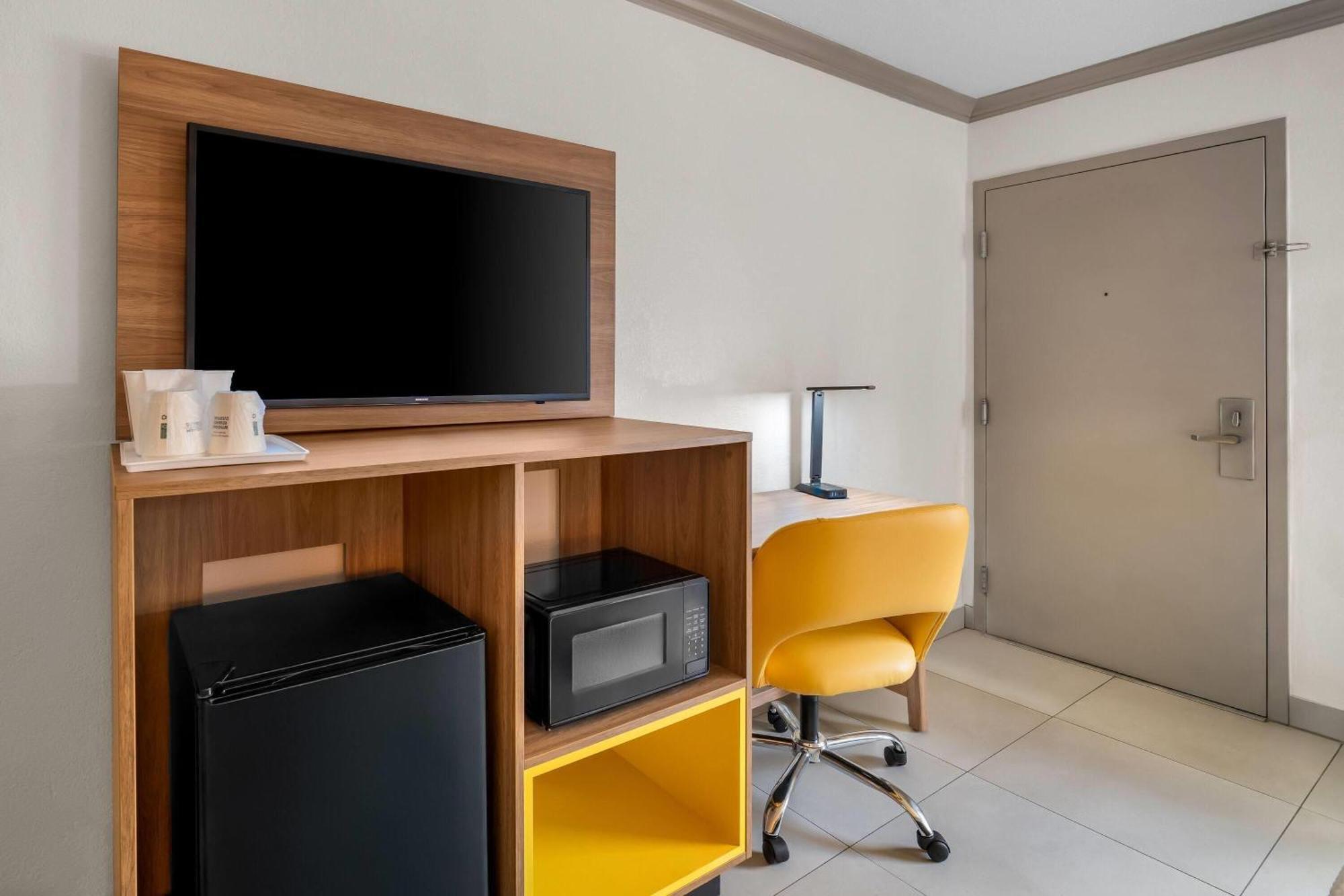King Room Bath Tub Mobility Accessible or Non-Smoking