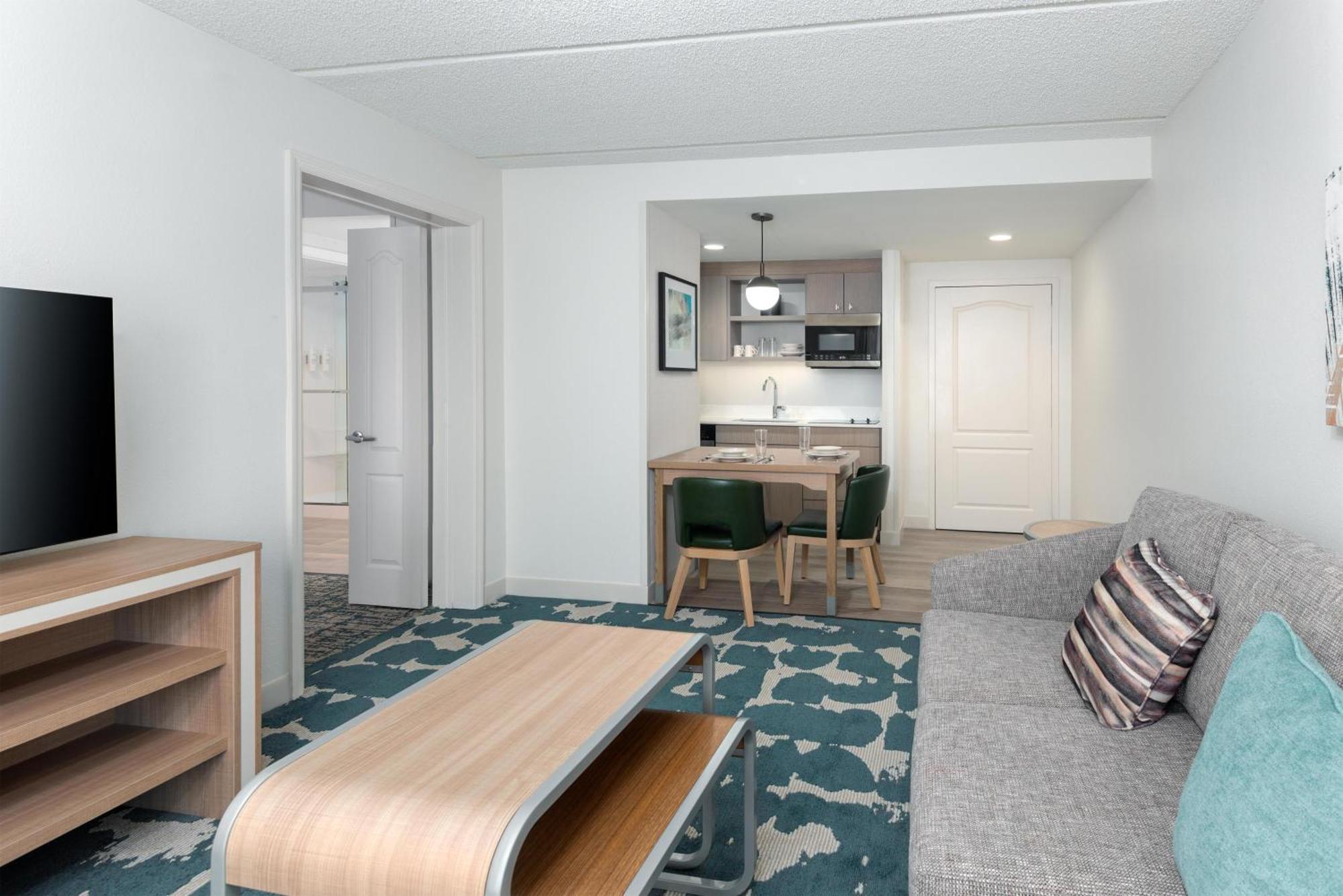 One-Bedroom Queen Suite Two Queen Beds Non-Smoking