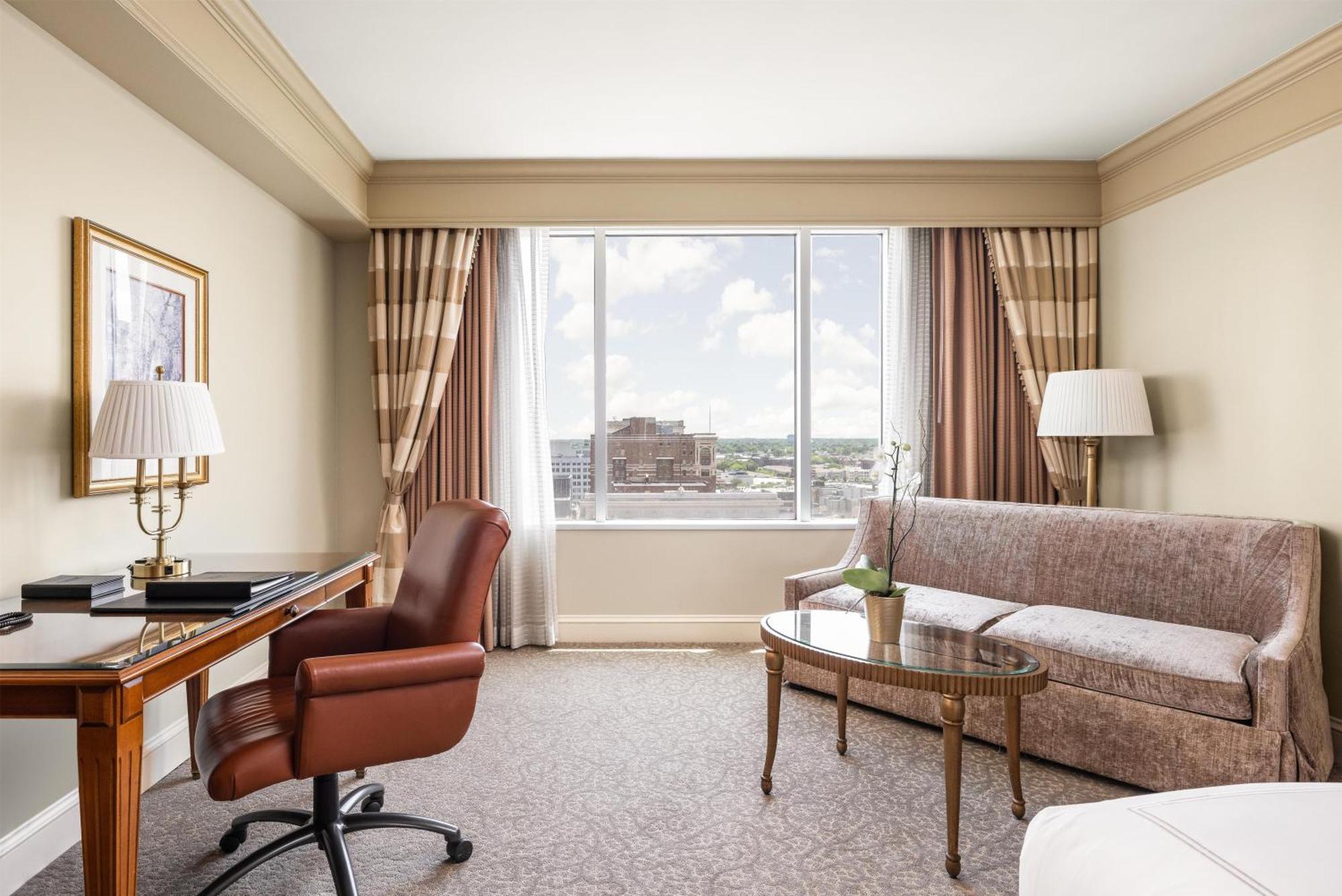 Deluxe King Room with Transfer Shower - Mobility Access