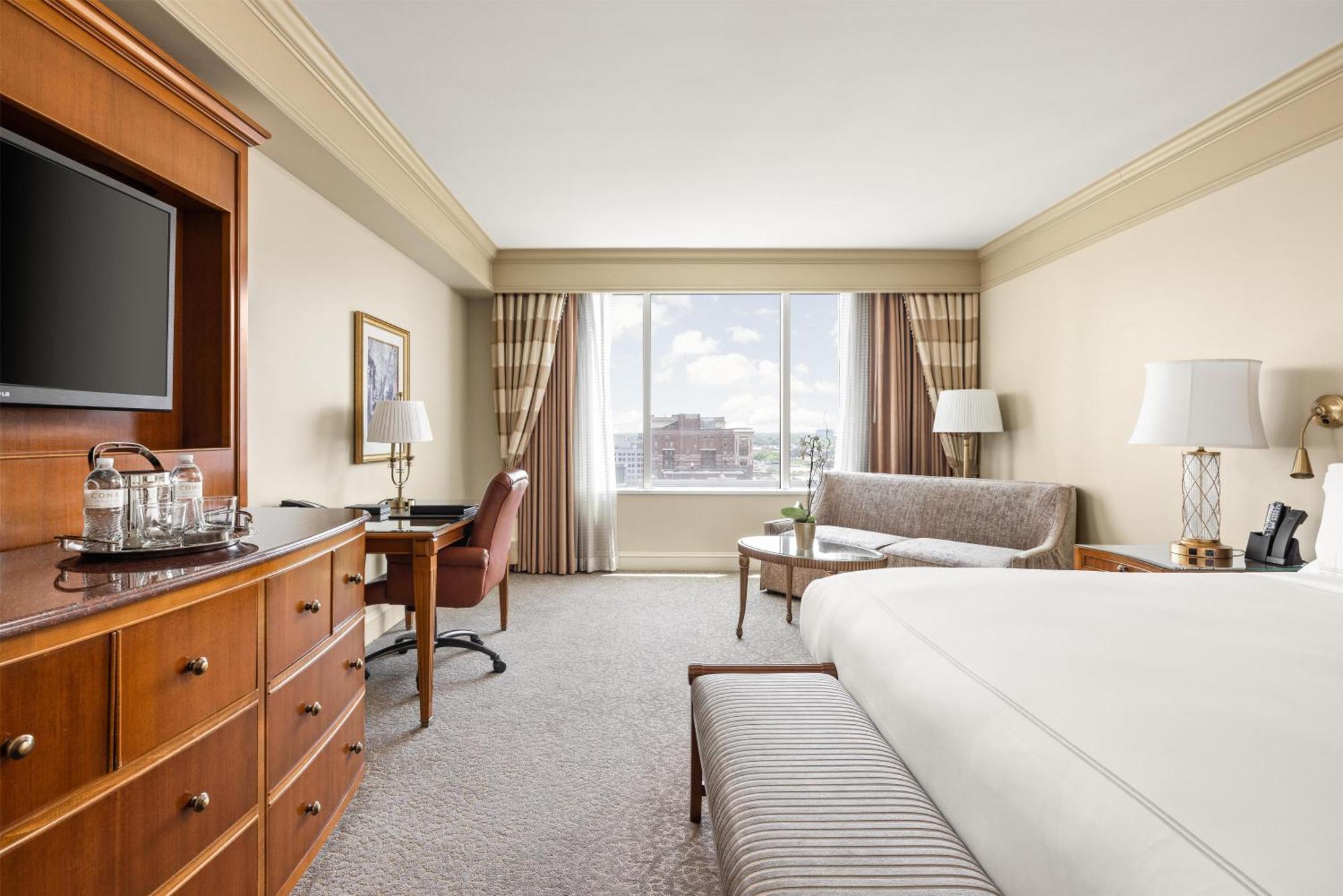 Deluxe King Room Transfer Shower Mobility Access