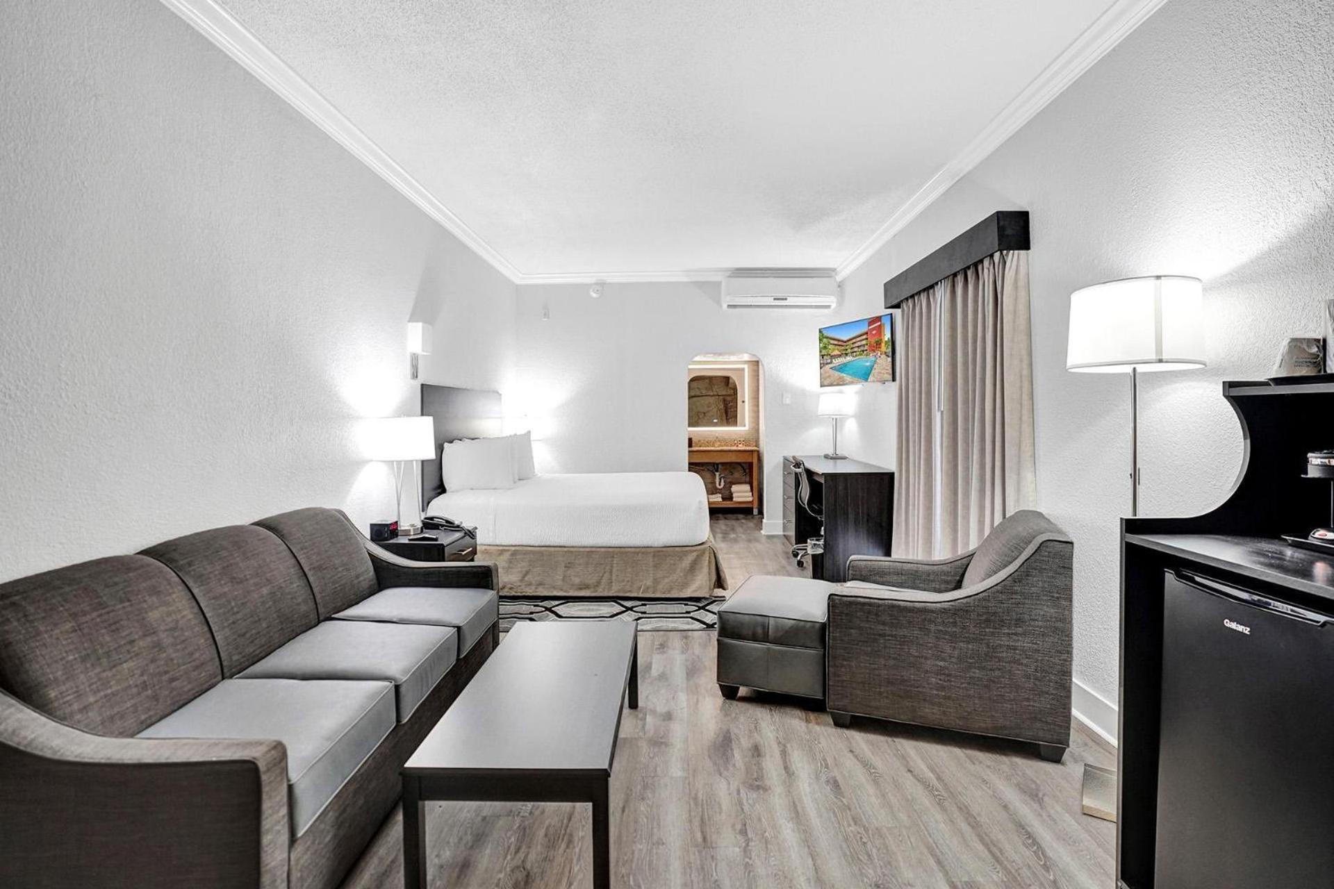 Accessible King Suite ADA Tub Sofabed Non Smoking