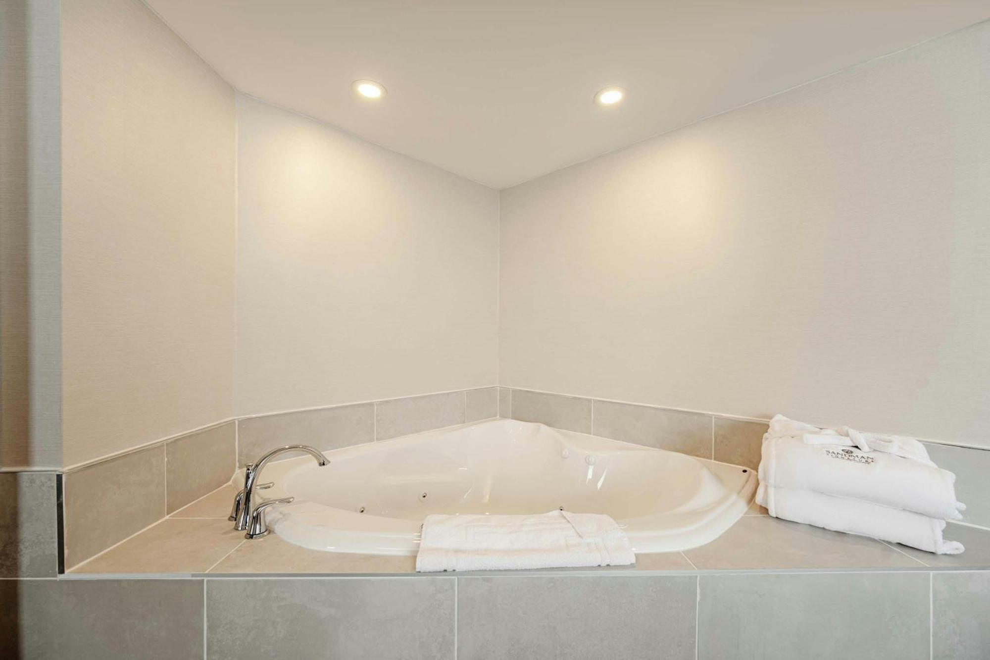 Jacuzzi Suite 1 King Bed Sofa Bed