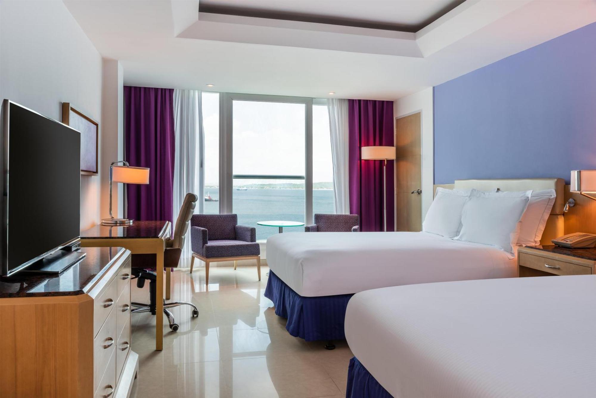 Queen Room with Roll-In Shower and Ocean View - Accessible
