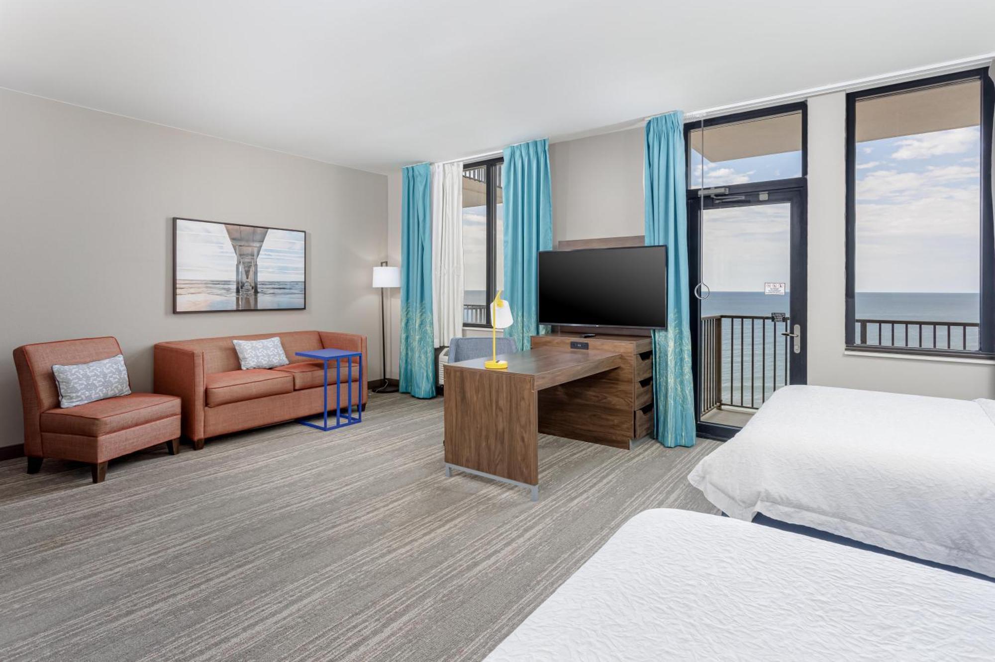 Queen Studio with Roll-In Shower - Hearing Accessible
