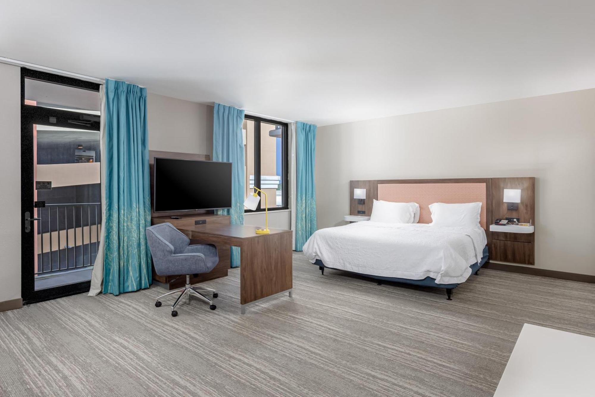 King Room with Roll-in Shower - Disability Access/Non-Smoking