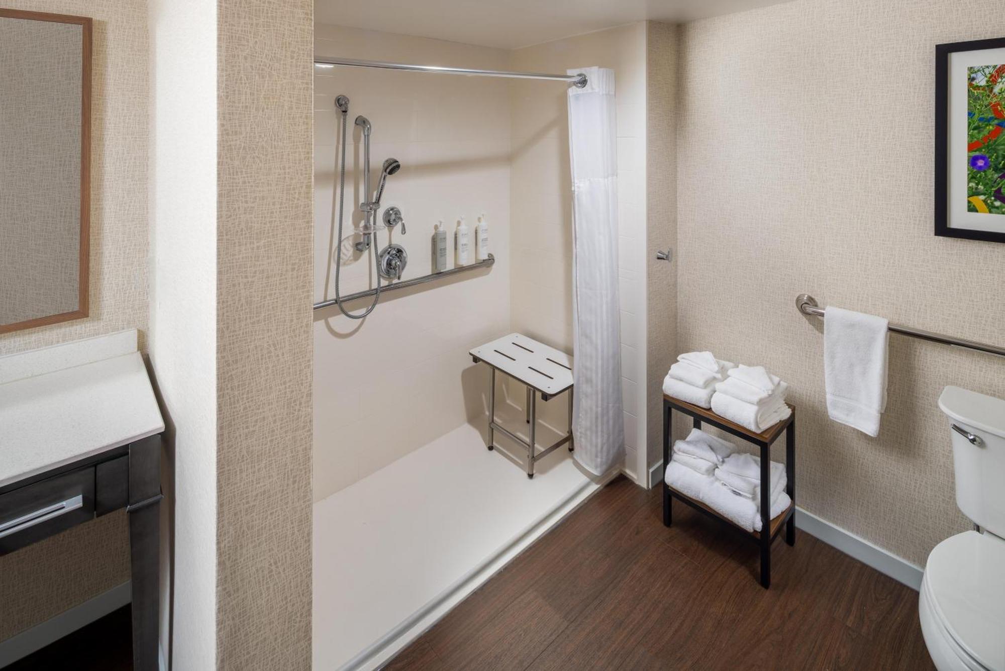 King Room with Accessible Tub - Mobility and Hearing Access/Non-Smoking
