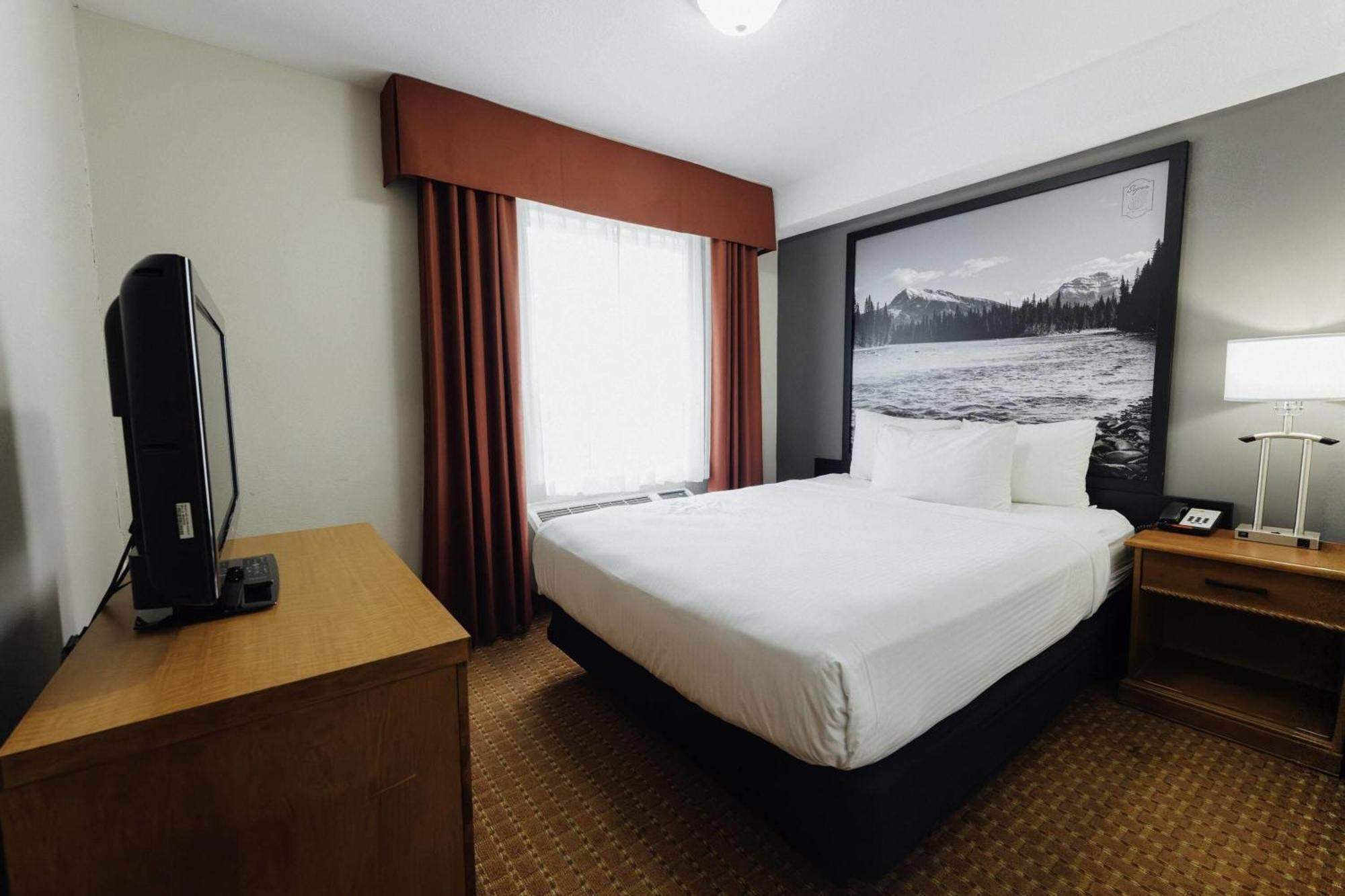 Queen Suite Exterior Access Spot Non-Smoking
