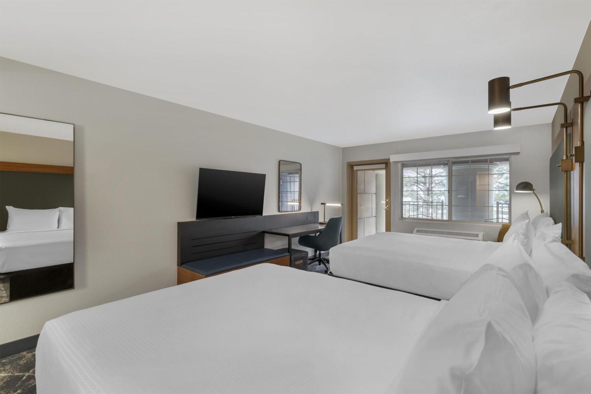 Queen Room with Balcony - Non-Smoking