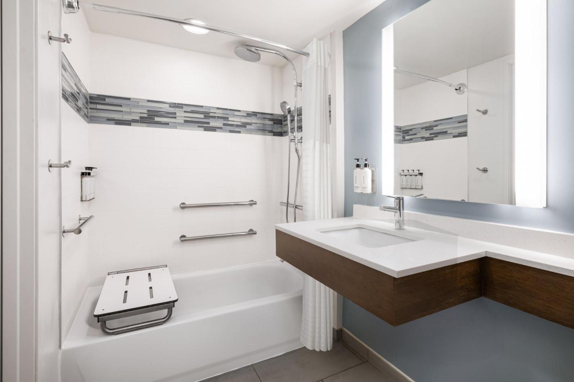 Standard Queen Room Two Queen Beds Tub