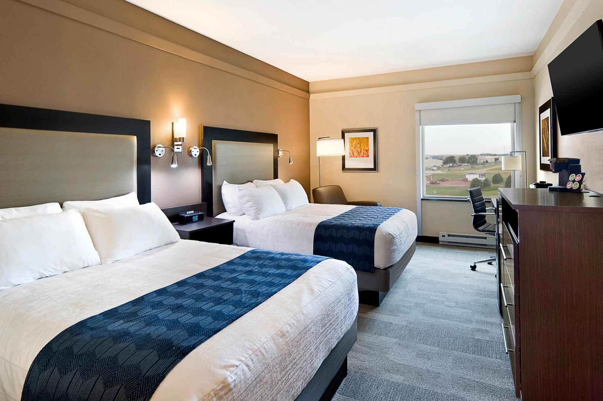 Queen bed Guestroom
