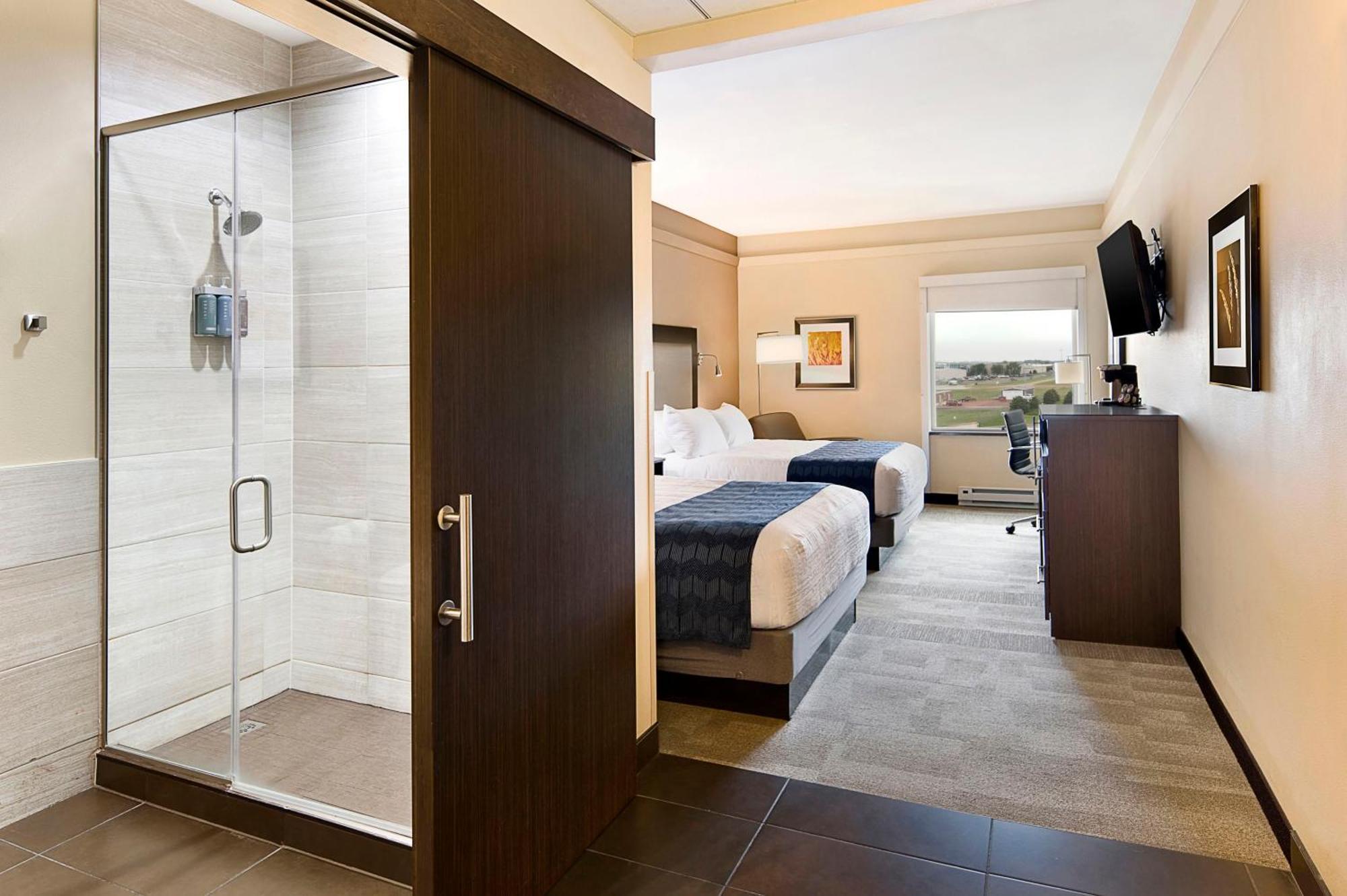 Queen bed Guestroom