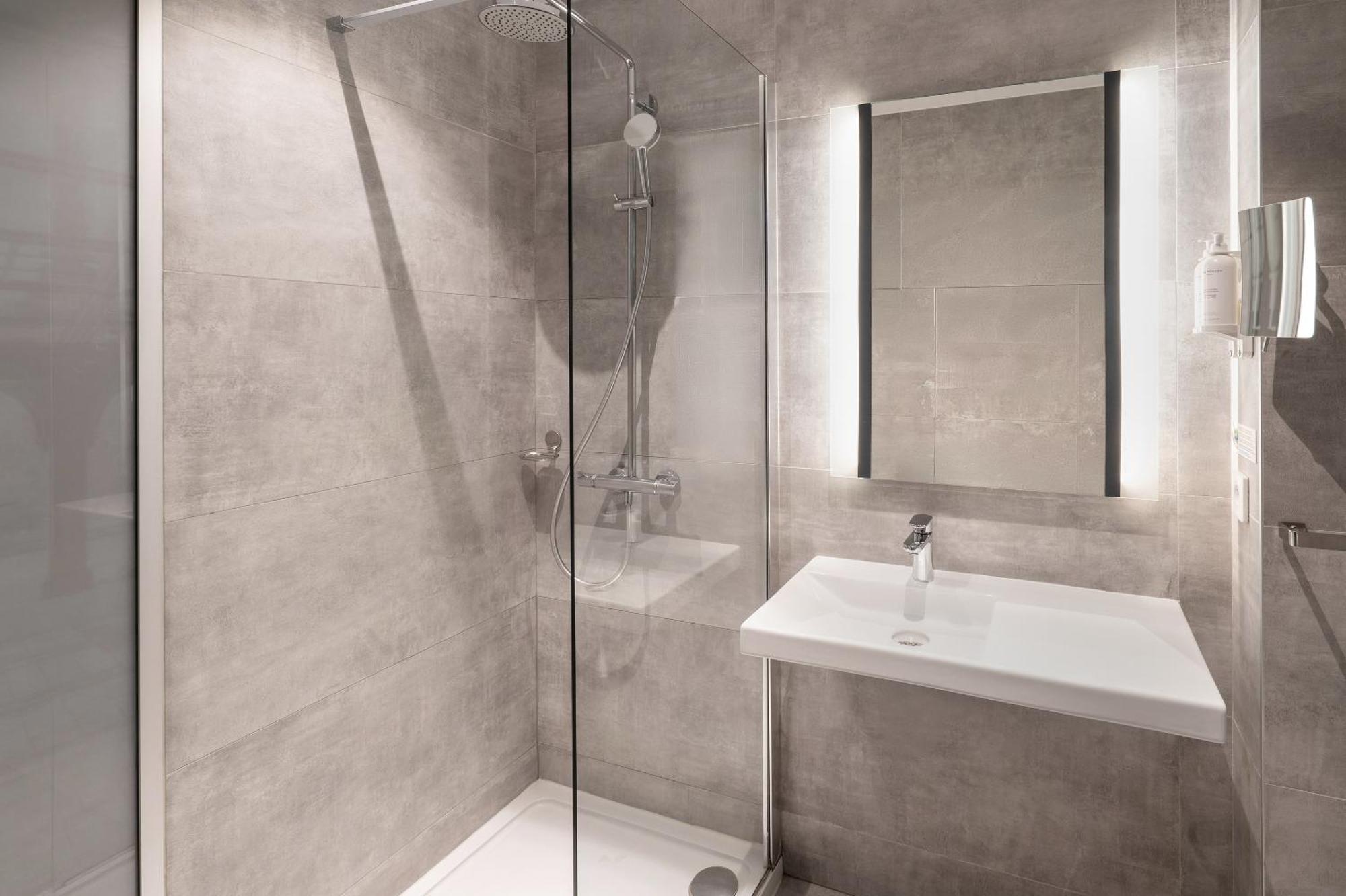 Classic Double Room Shower Non-Smoking