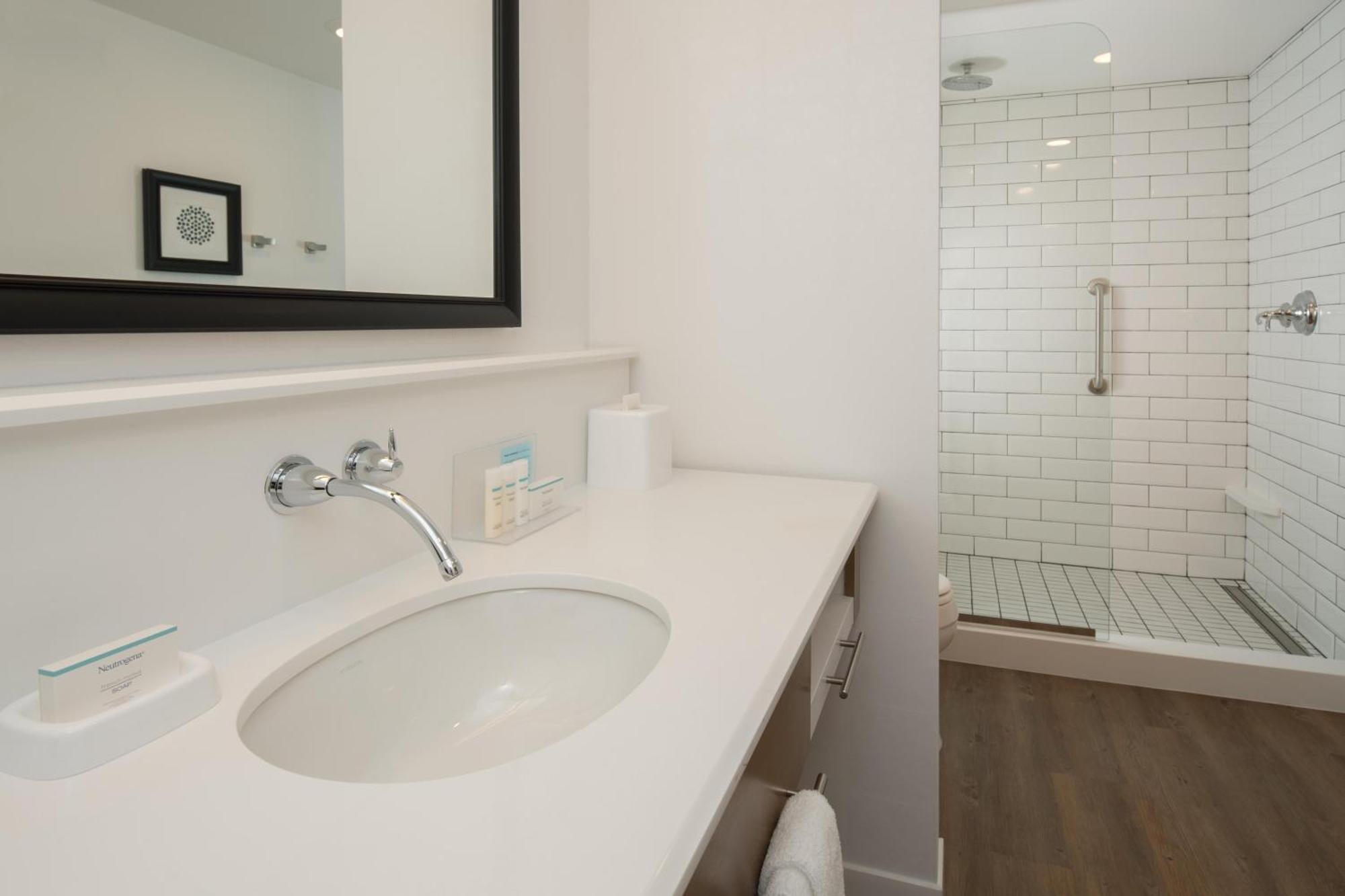 Premium Corner King Suite - Hearing Accessible/Non-Smoking