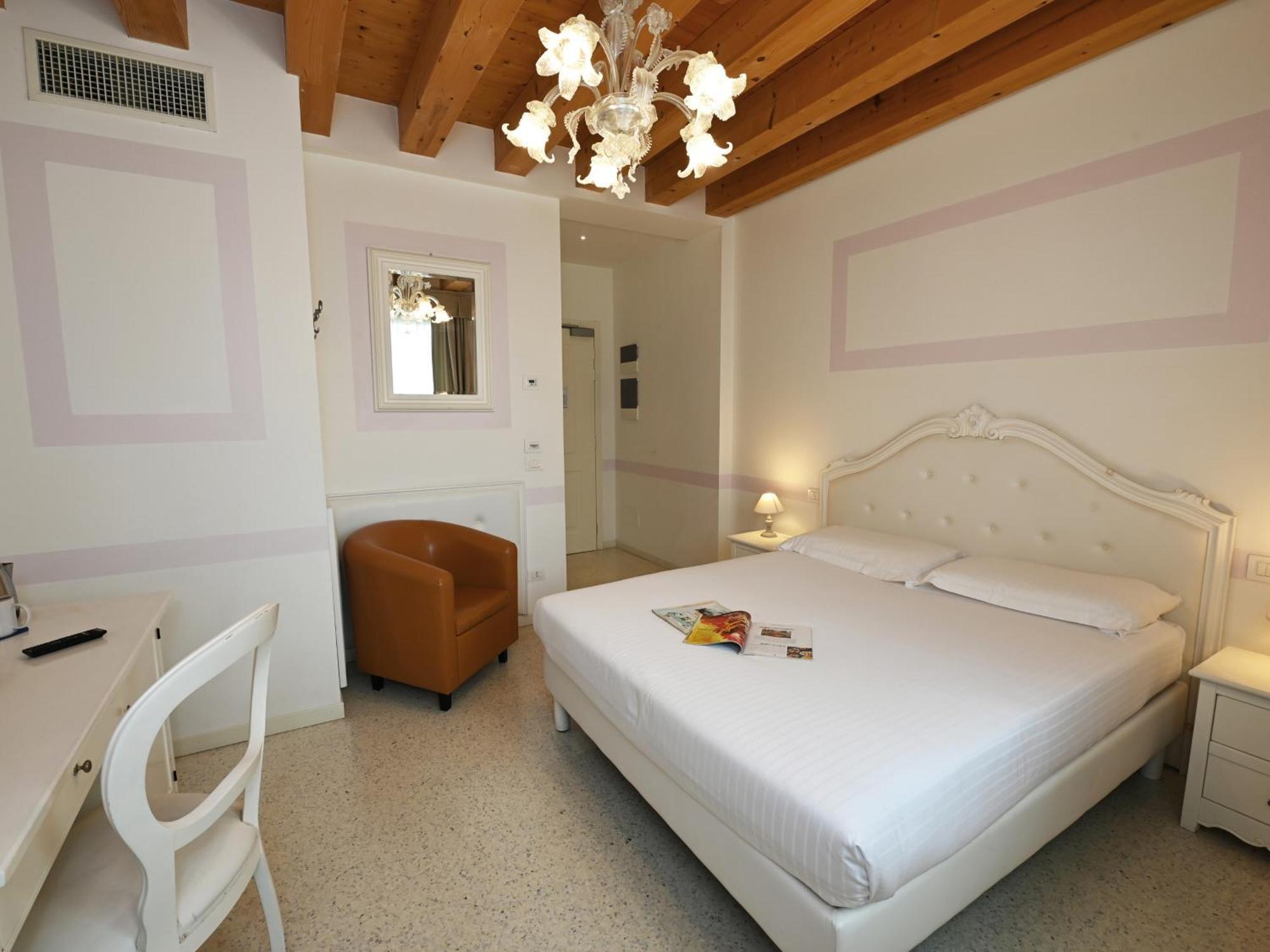 Camera Matrimoniale Classic con Letto Supplementare