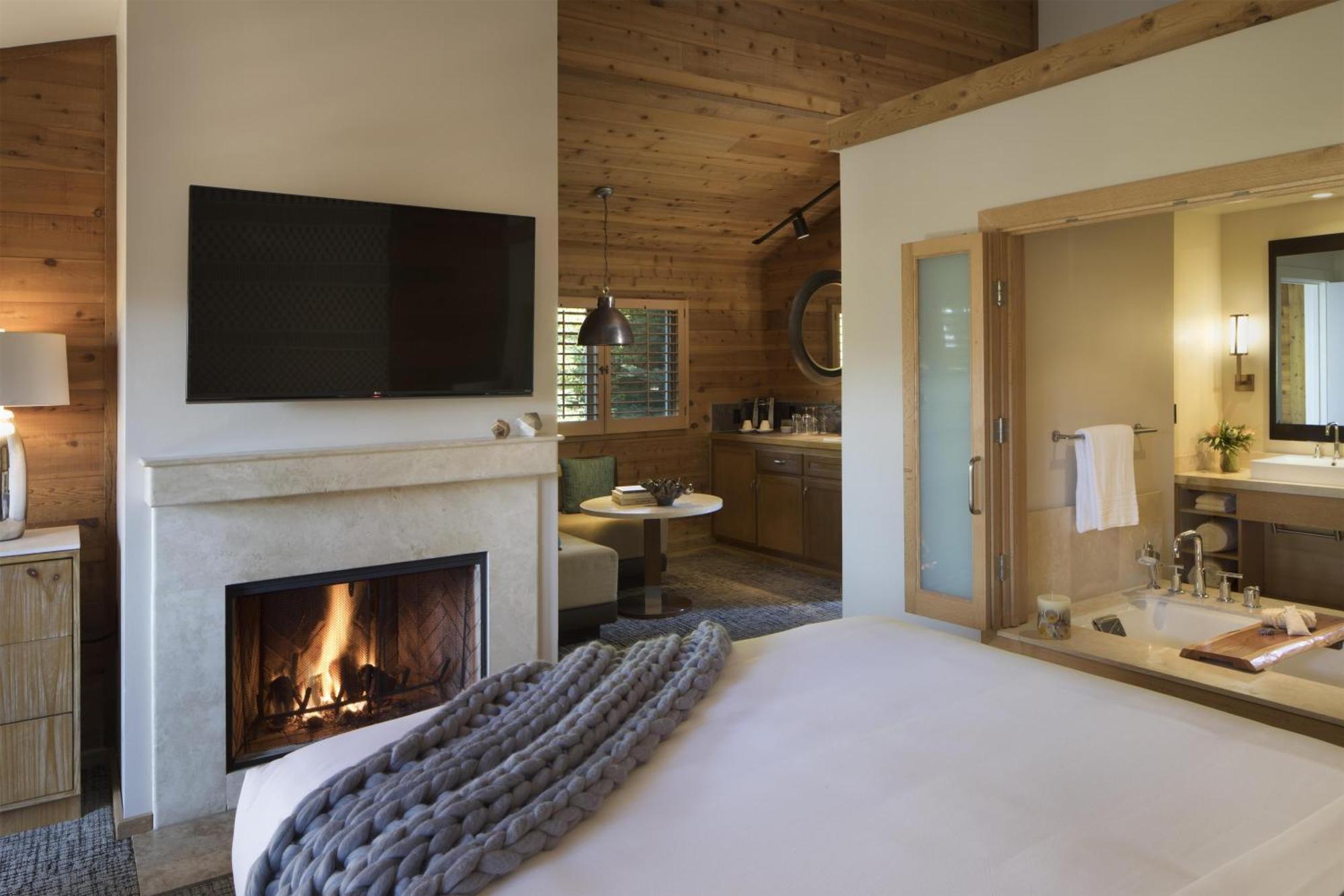 Deluxe King Room Fireplace