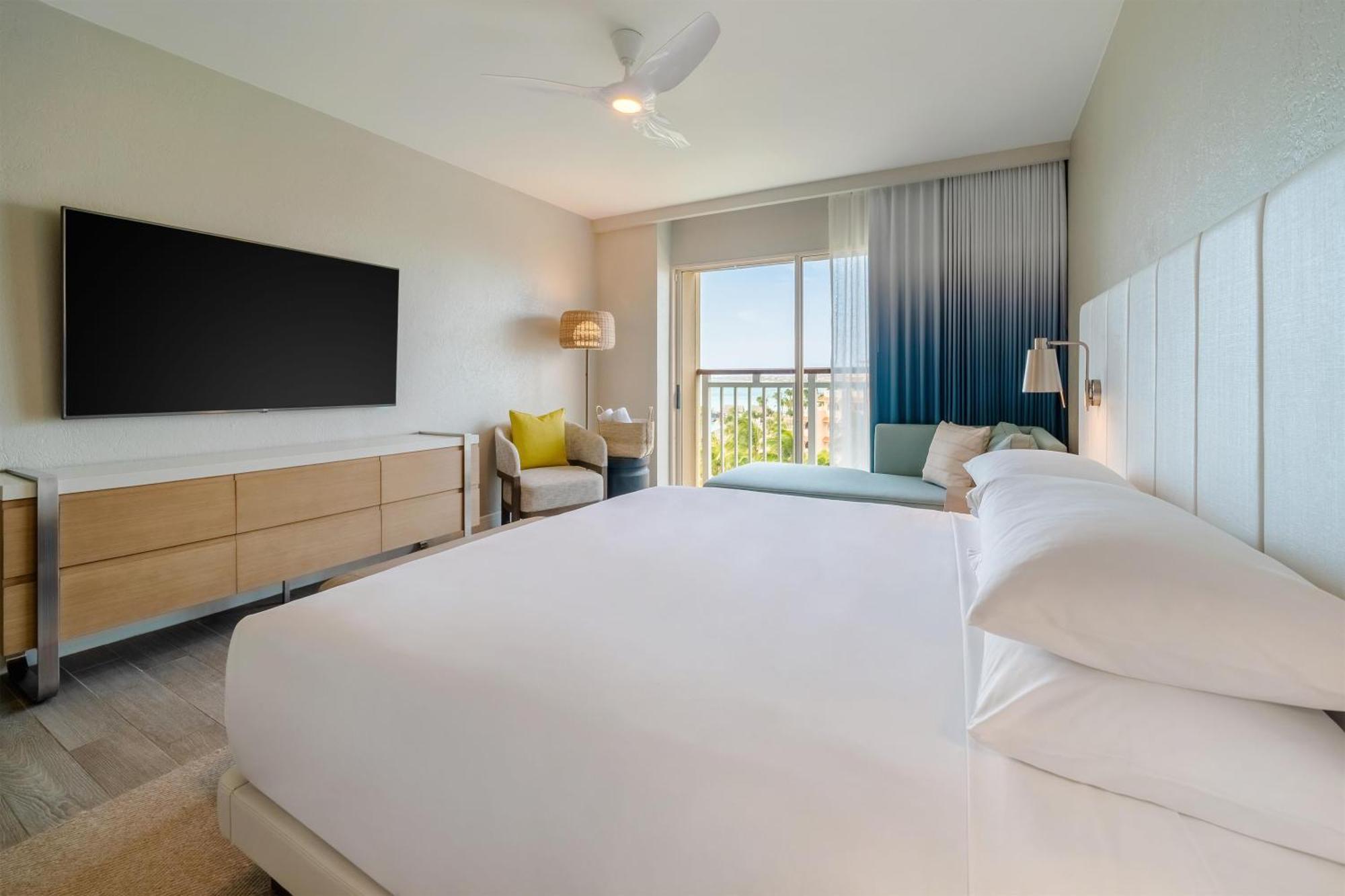 Quarto com Cama King-size e Vista do Resort e do Mar